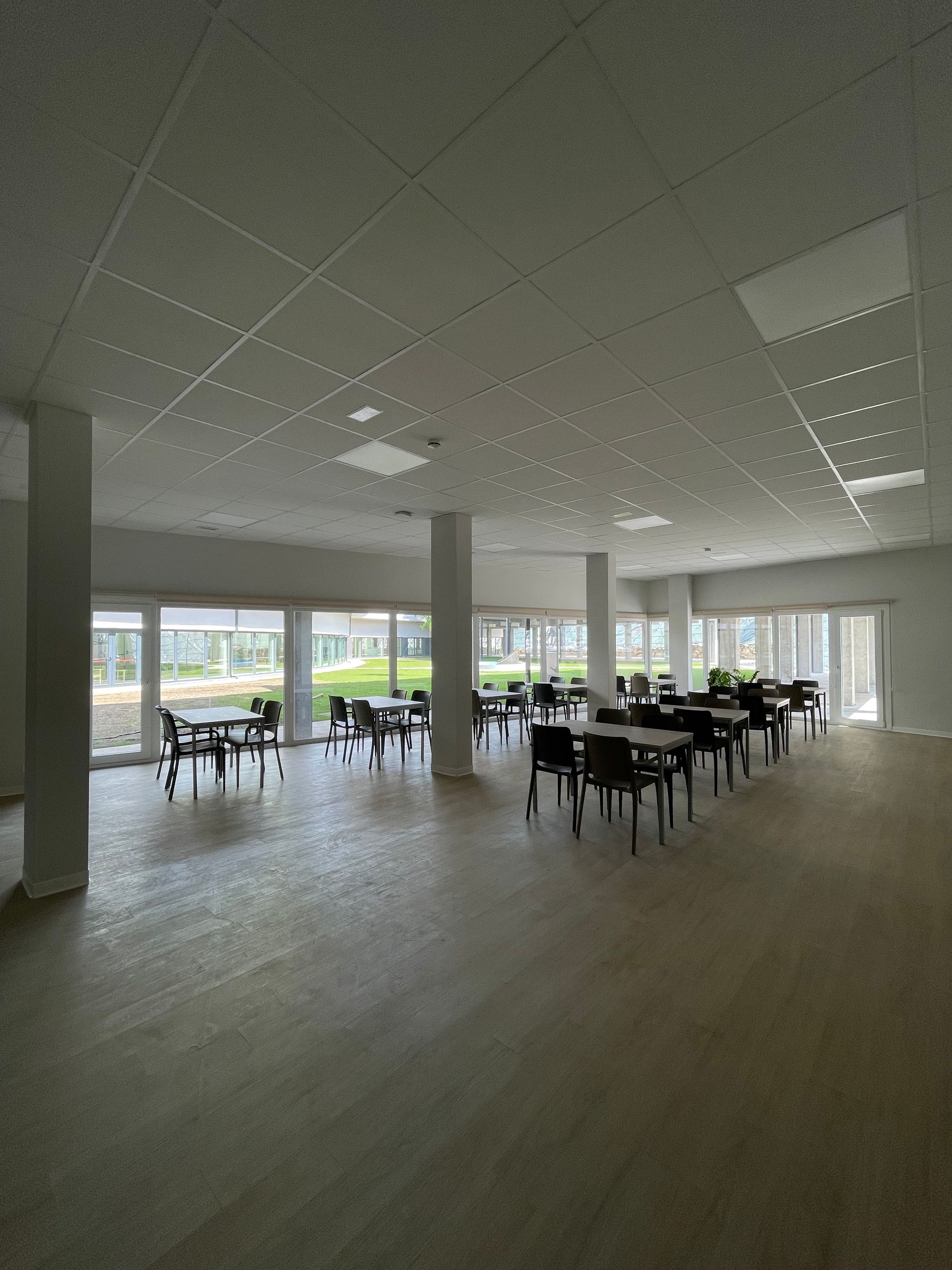 Una gran sala con mesas y sillas.