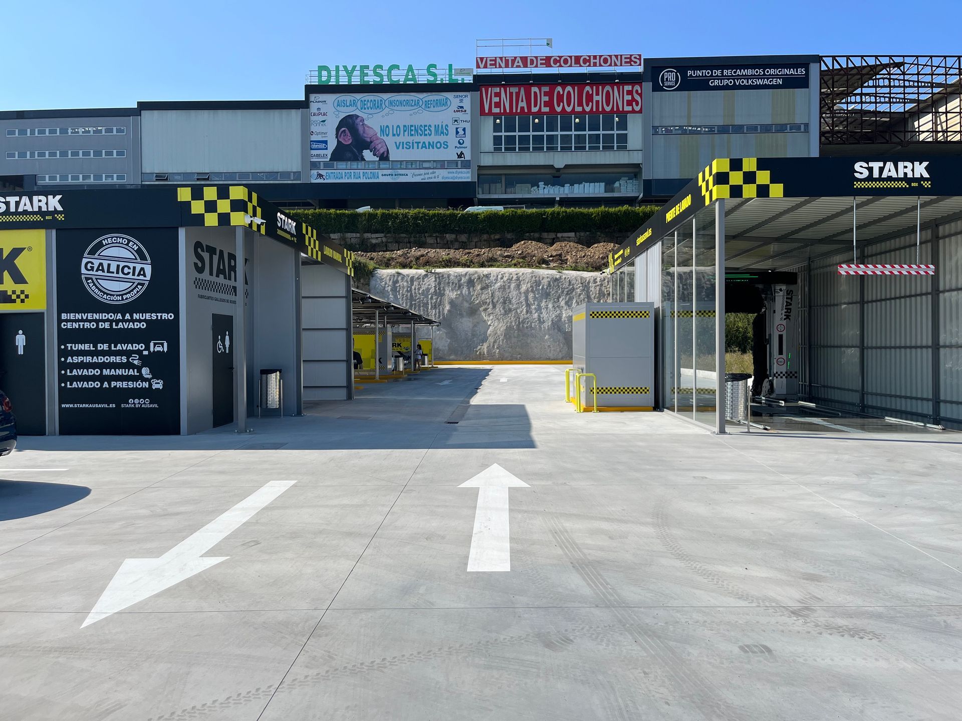 Un lavadero de autos con un cartel que dice Stark.