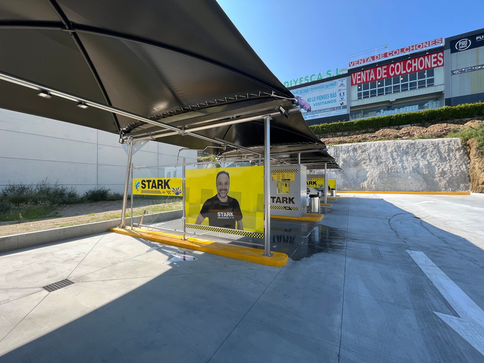 Un estacionamiento con un cartel que dice Stark.