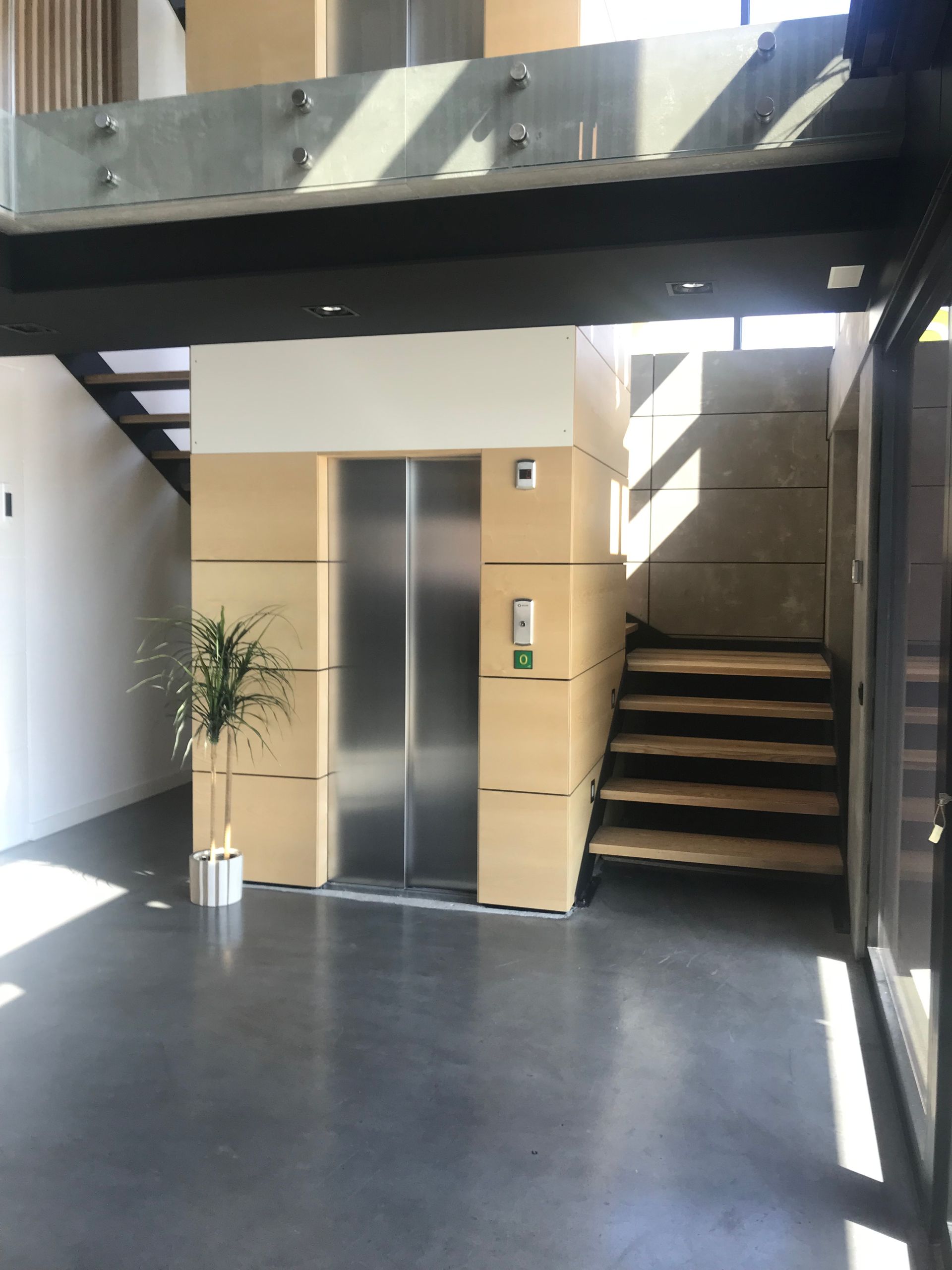 Una habitación con una escalera y un ascensor en ella.