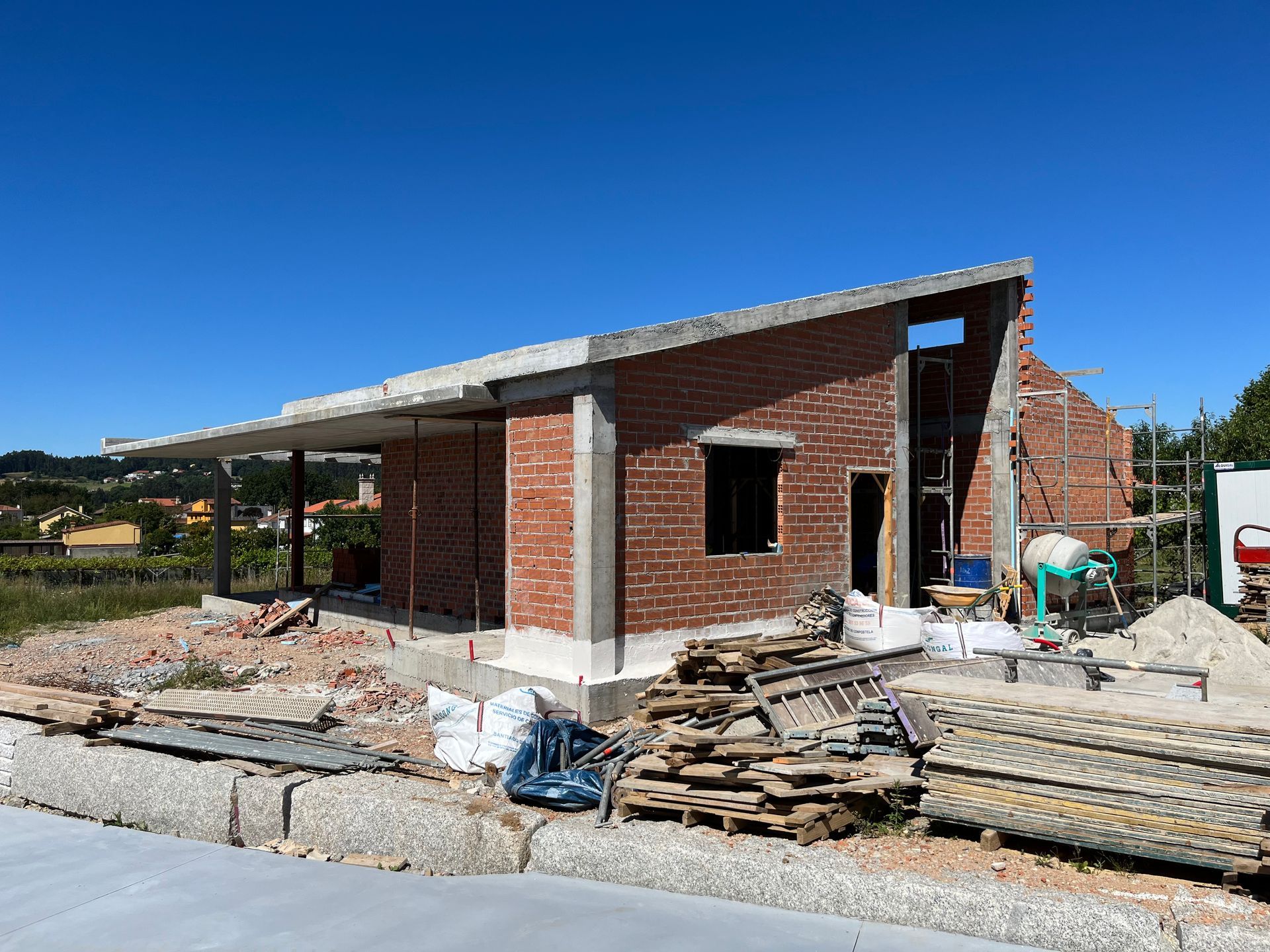 Se está construyendo una casa de ladrillo en un día soleado.