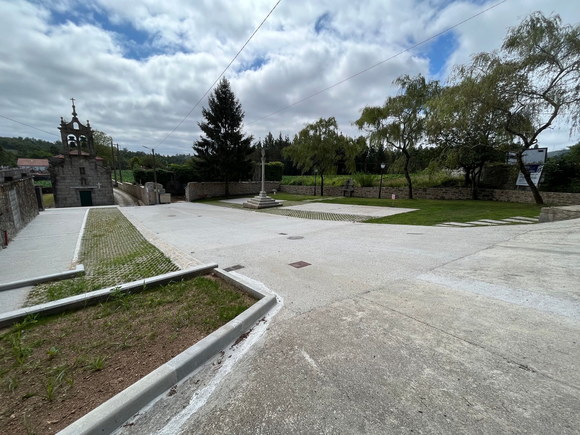 Hay una iglesia al fondo y un cementerio en primer plano.