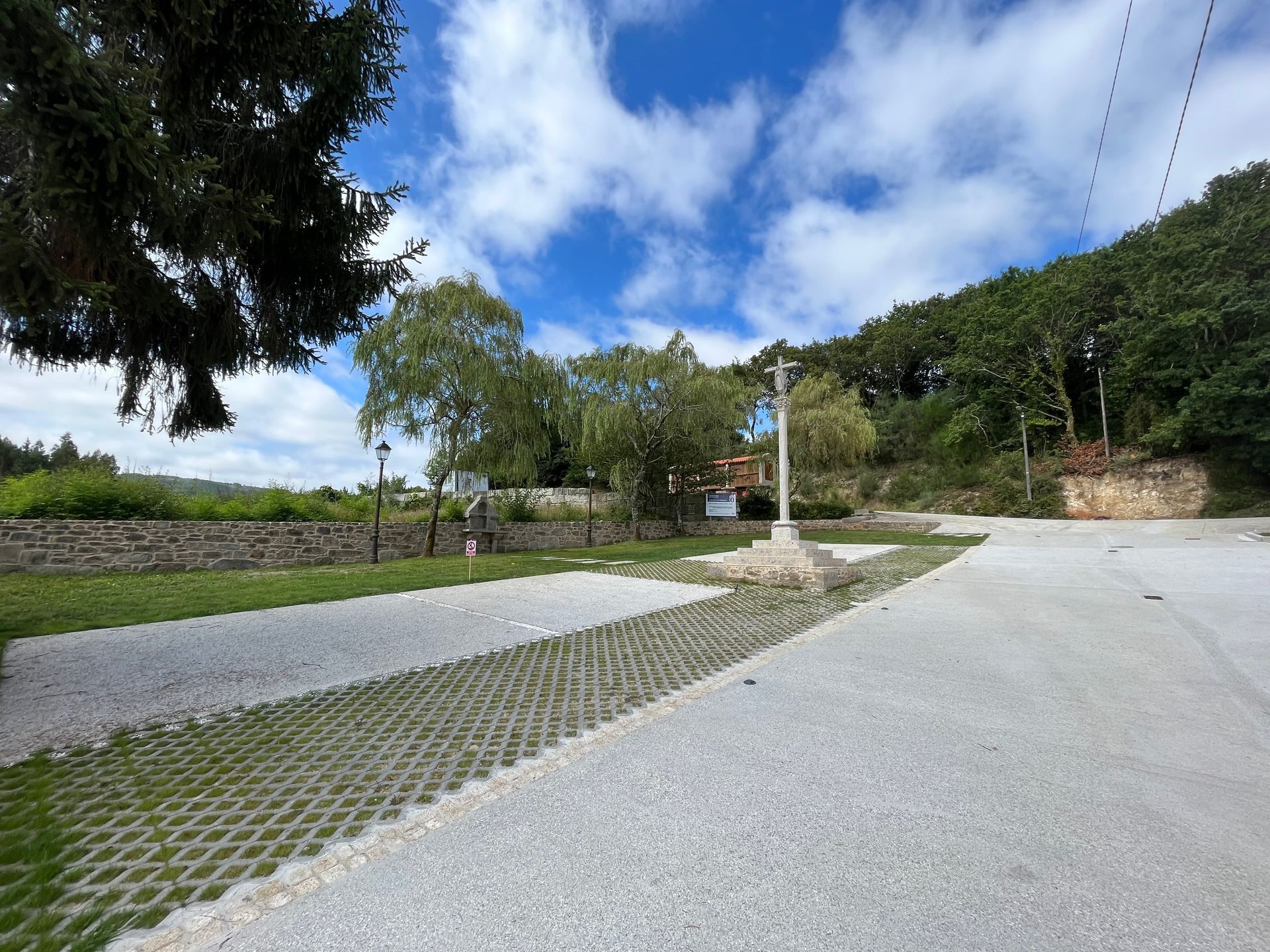 Un camino de grava con una cruz en el medio.