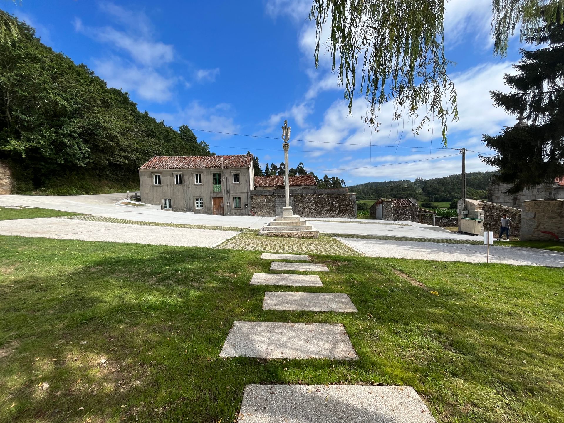 Hay un camino de piedra que conduce a una casa al fondo.