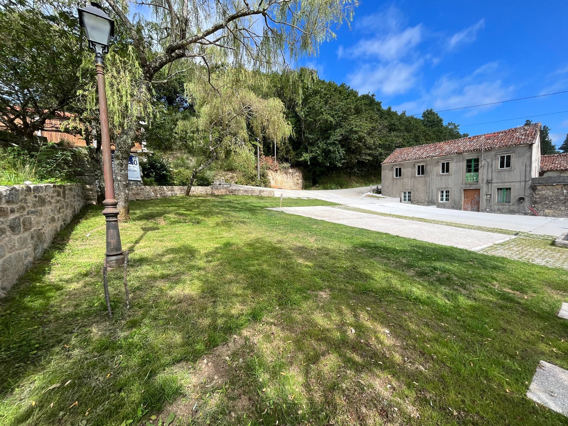 Hay una gran zona de césped delante de una casa.