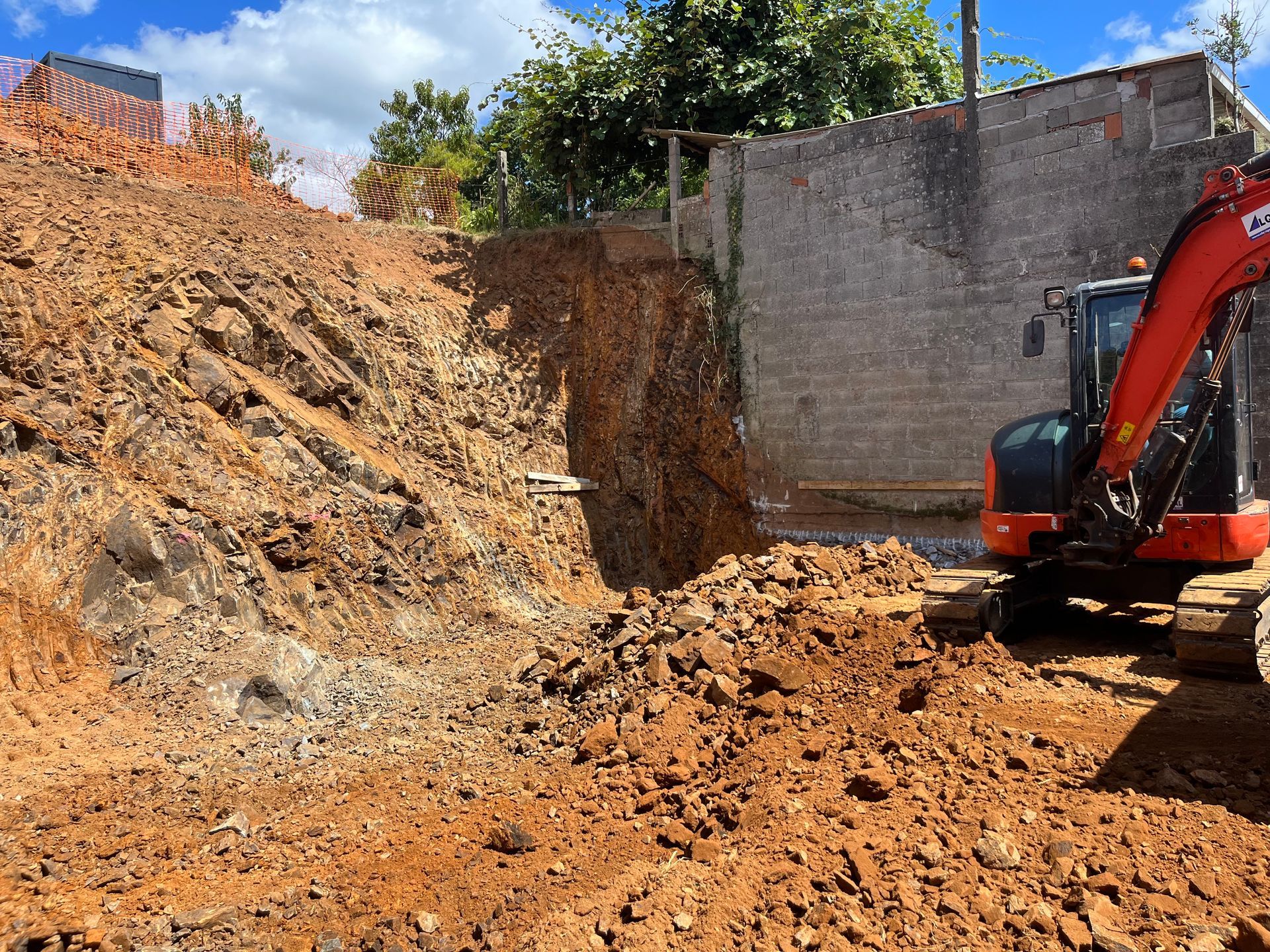 Una excavadora grande está cavando un hoyo en la tierra.