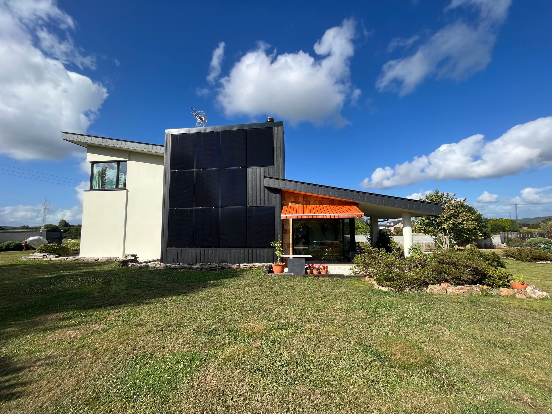 Una casa con muchos paneles solares en el costado.