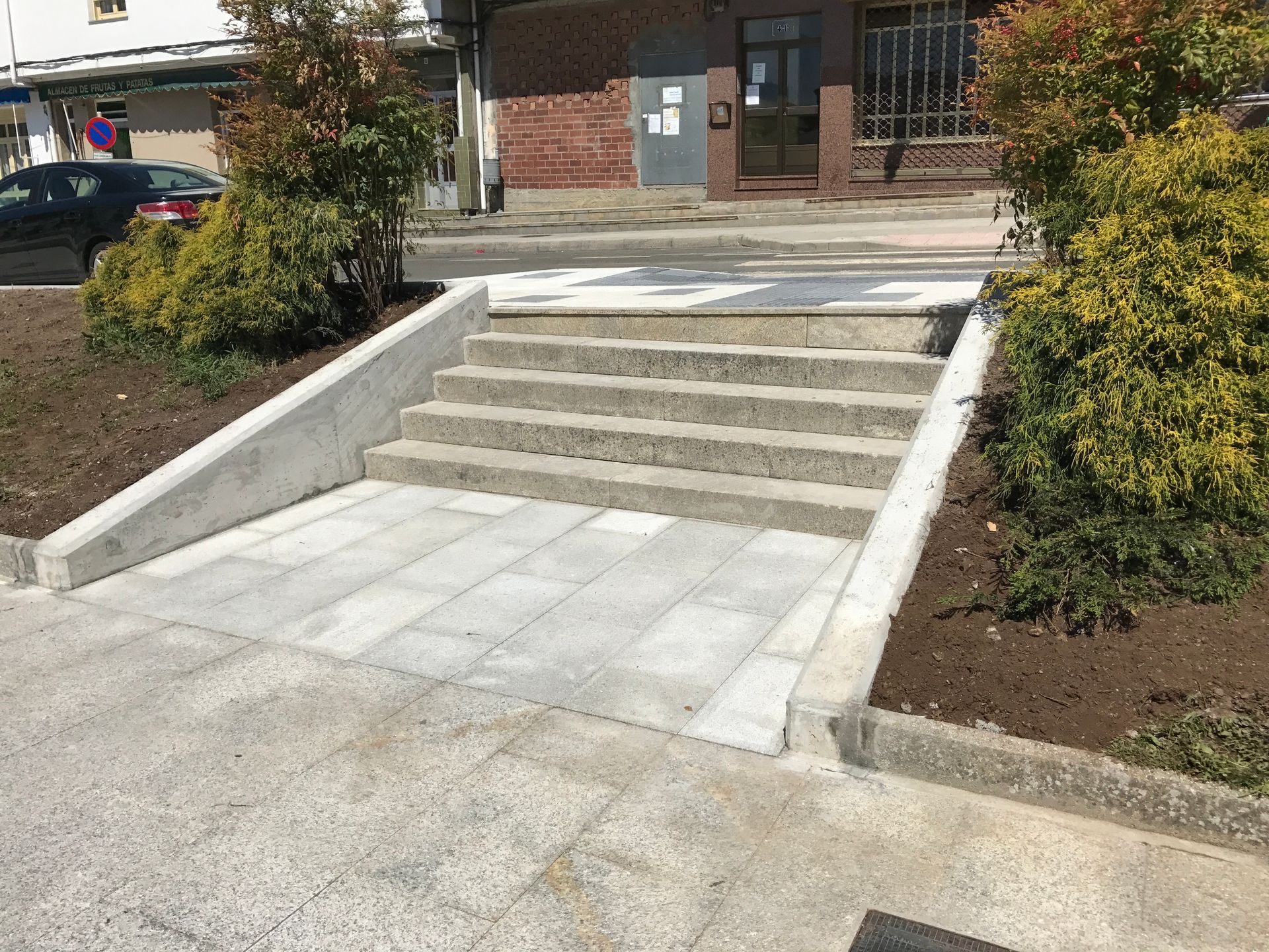 Un conjunto de escaleras que conducen a un edificio