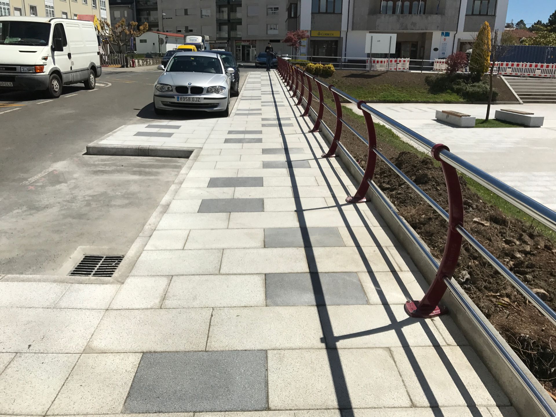 Una camioneta blanca está estacionada al costado de la carretera
