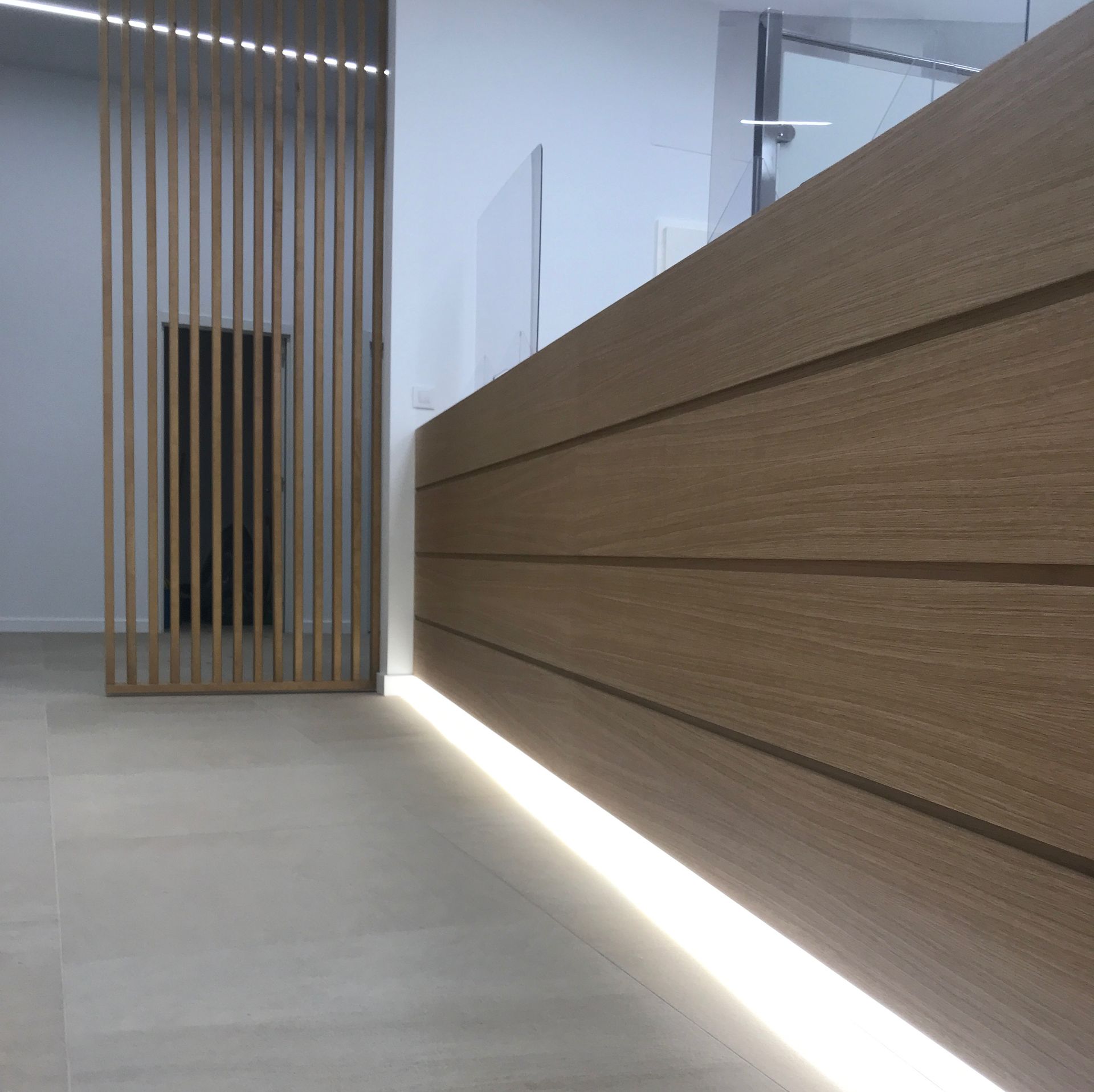 Una pared de madera con una luz detrás.