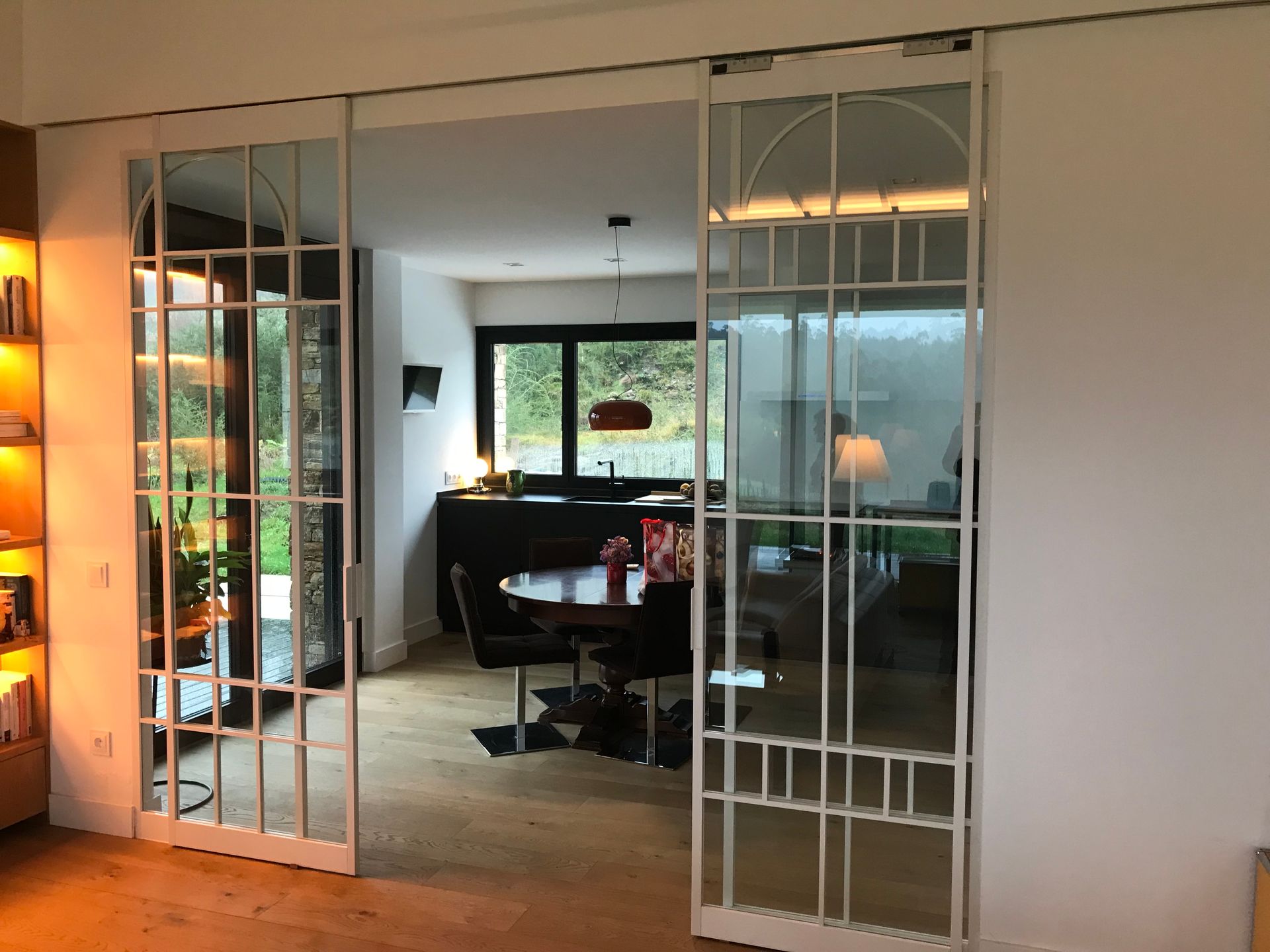 Una sala de estar con puertas corredizas de vidrio que conducen a un comedor.