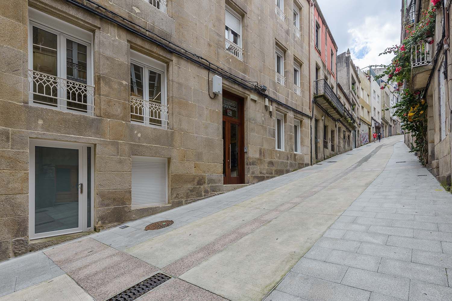 Una calle estrecha con muchos edificios.