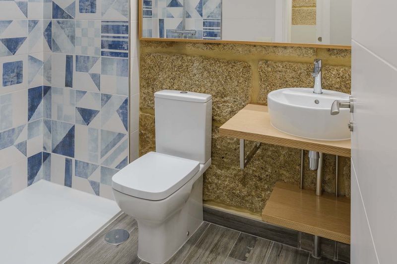 Un baño con inodoro, lavabo y bañera.