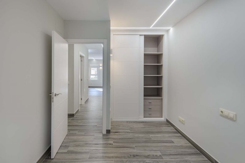 Hay un armario en el medio de la habitación.