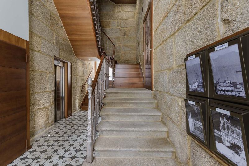 Un pasillo con escaleras que conducen al segundo piso de un edificio.