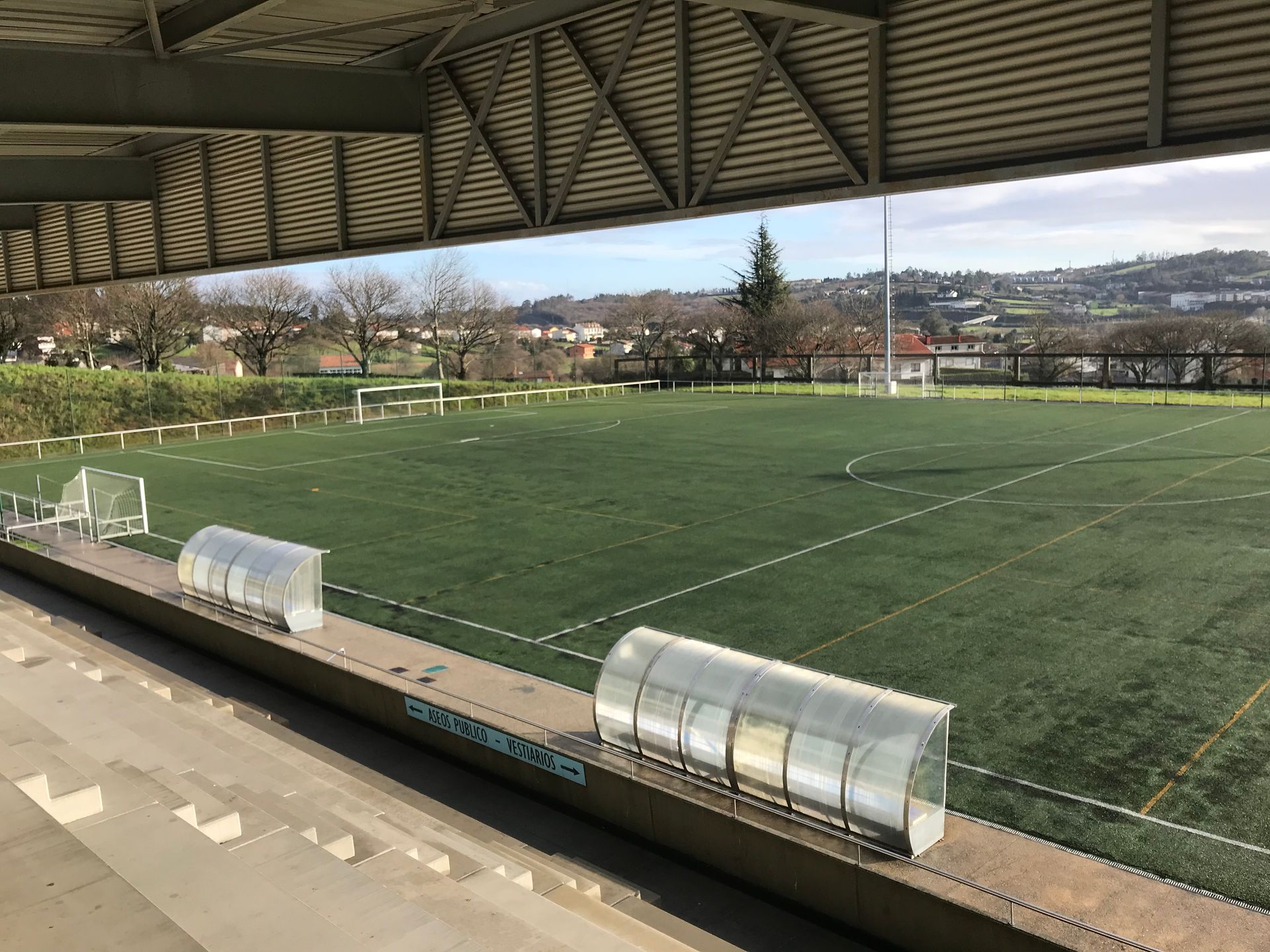 Una vista de un campo de fútbol desde las gradas de un estadio.