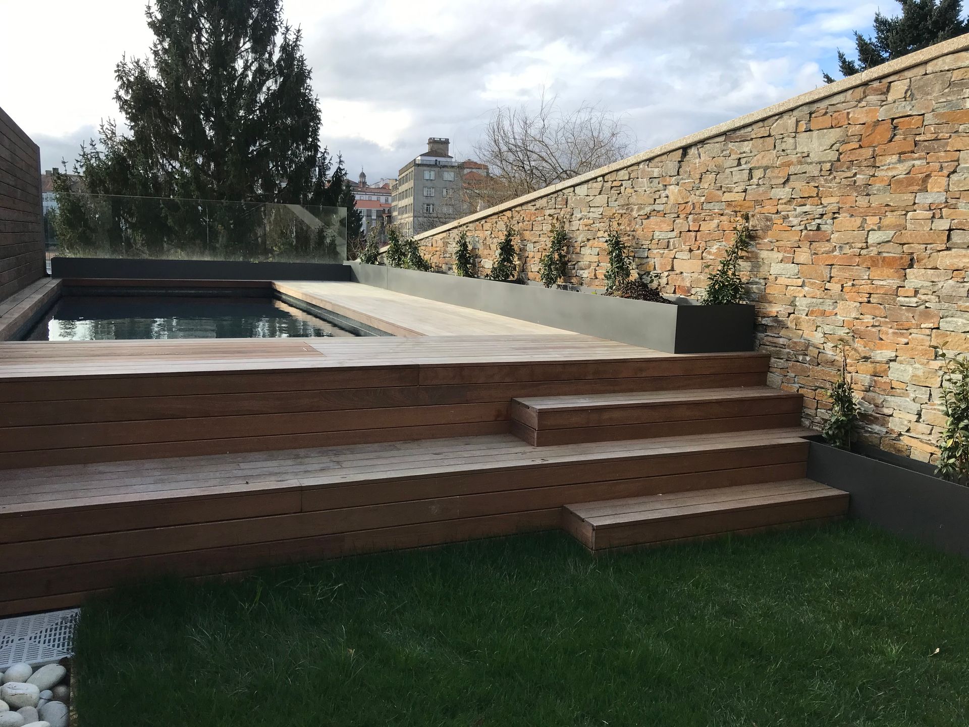 Una piscina con escaleras que conducen a ella.