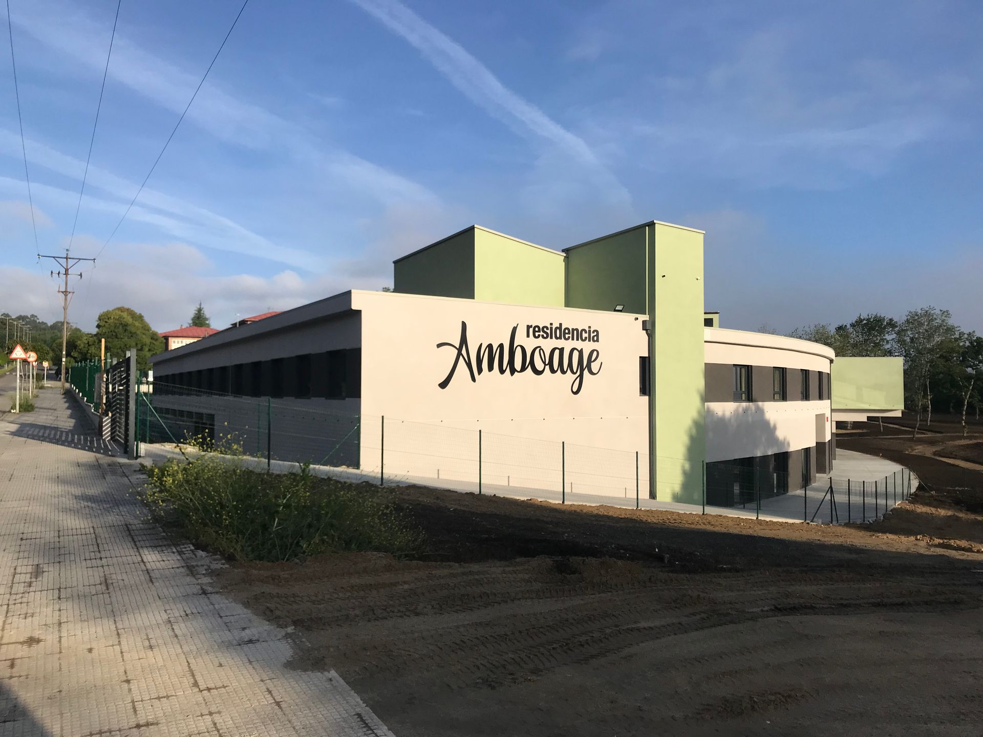Un edificio con la palabra Ambcaye en el costado.