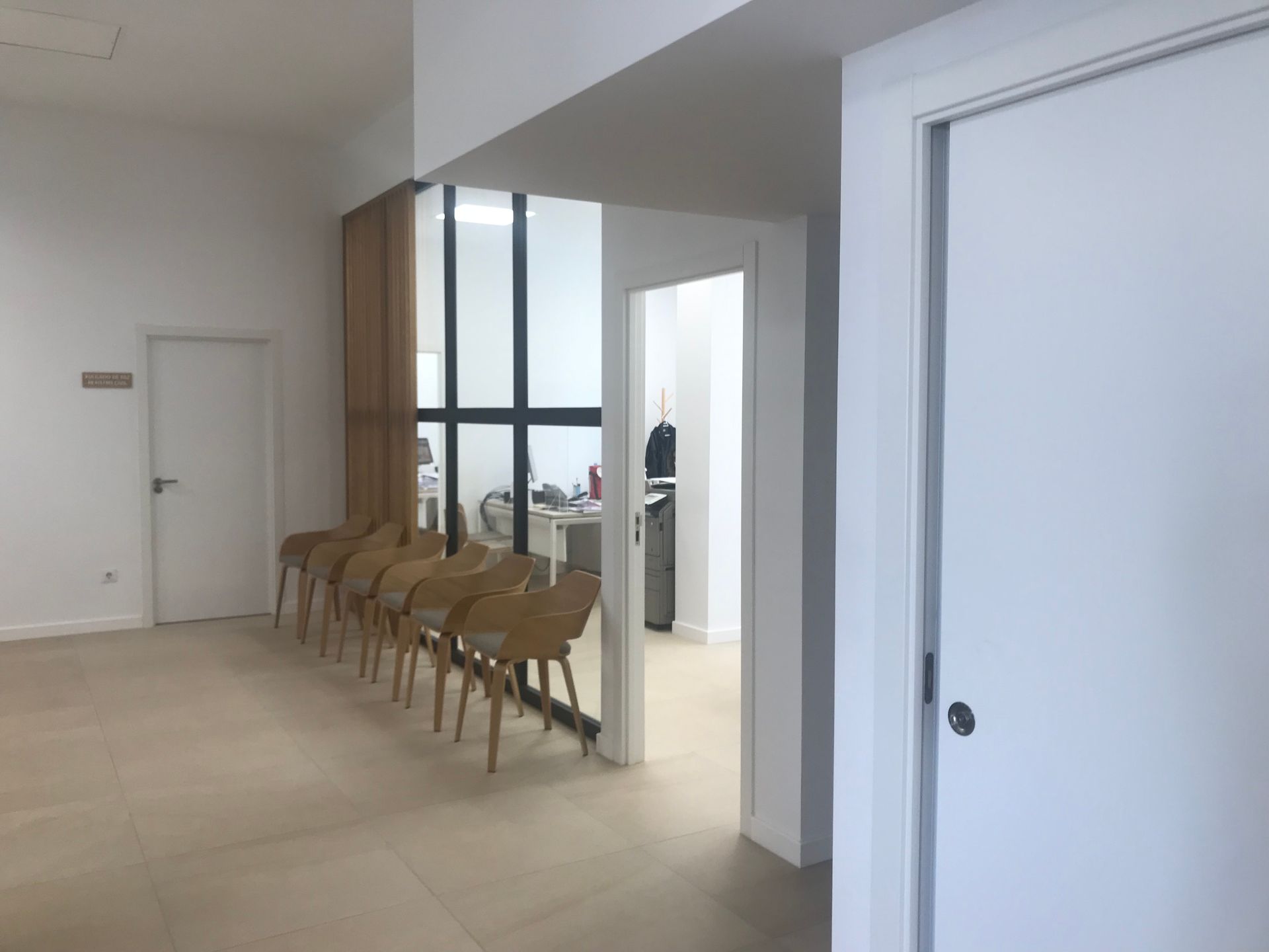 Una fila de sillas están alineadas en una sala de espera.