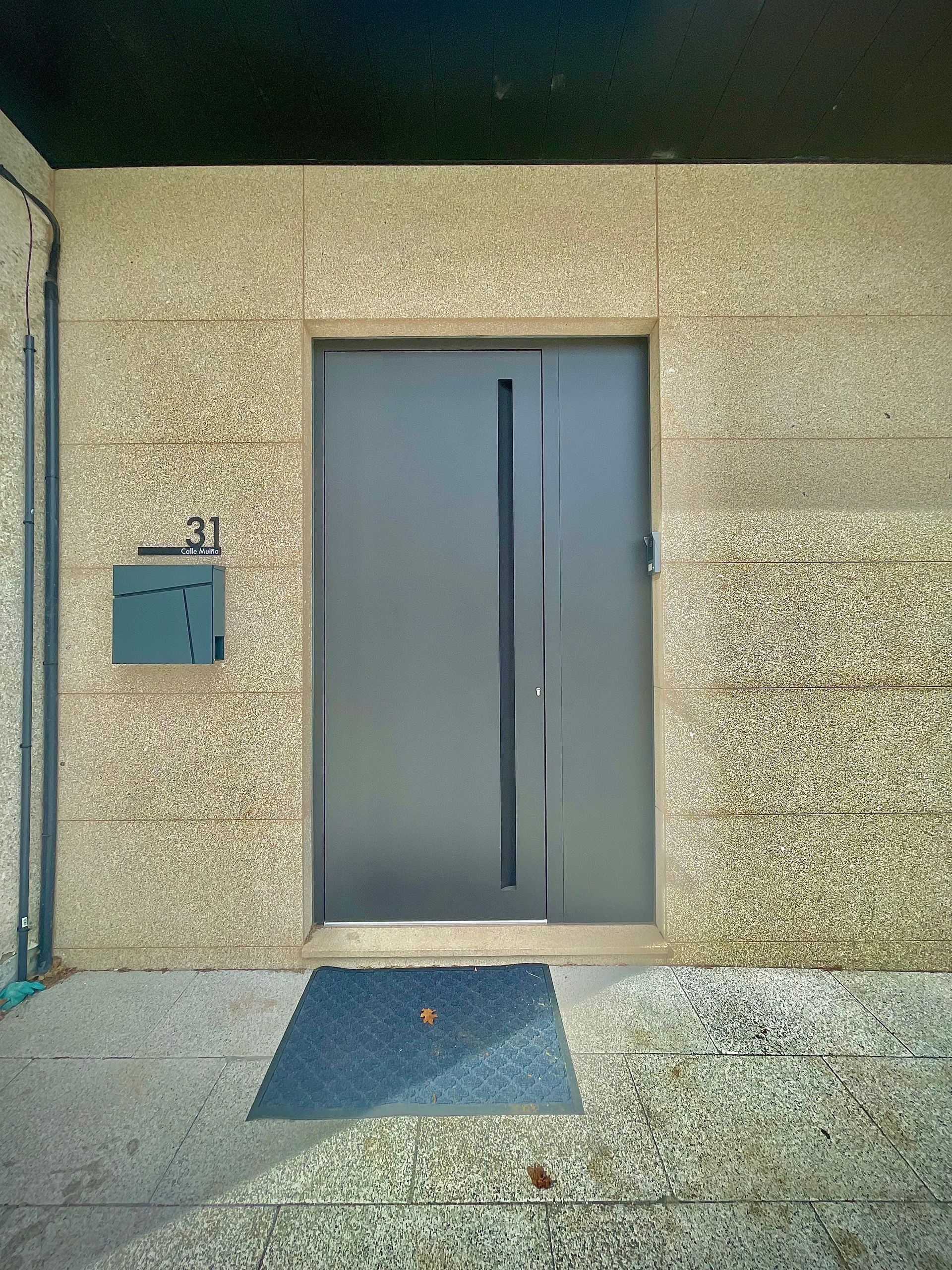 Una puerta con el número 31