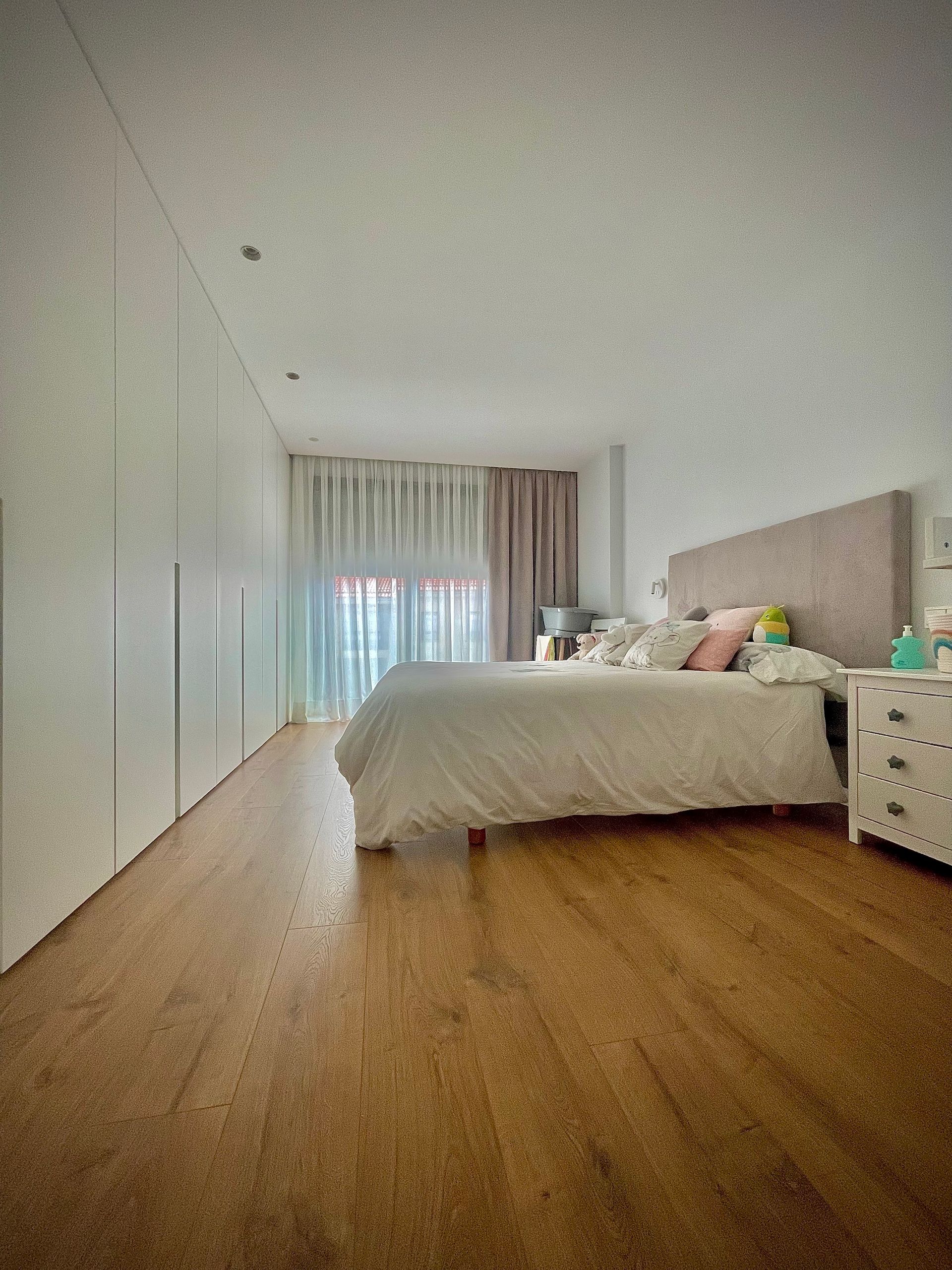 Hay una cama grande en el medio de la habitación.