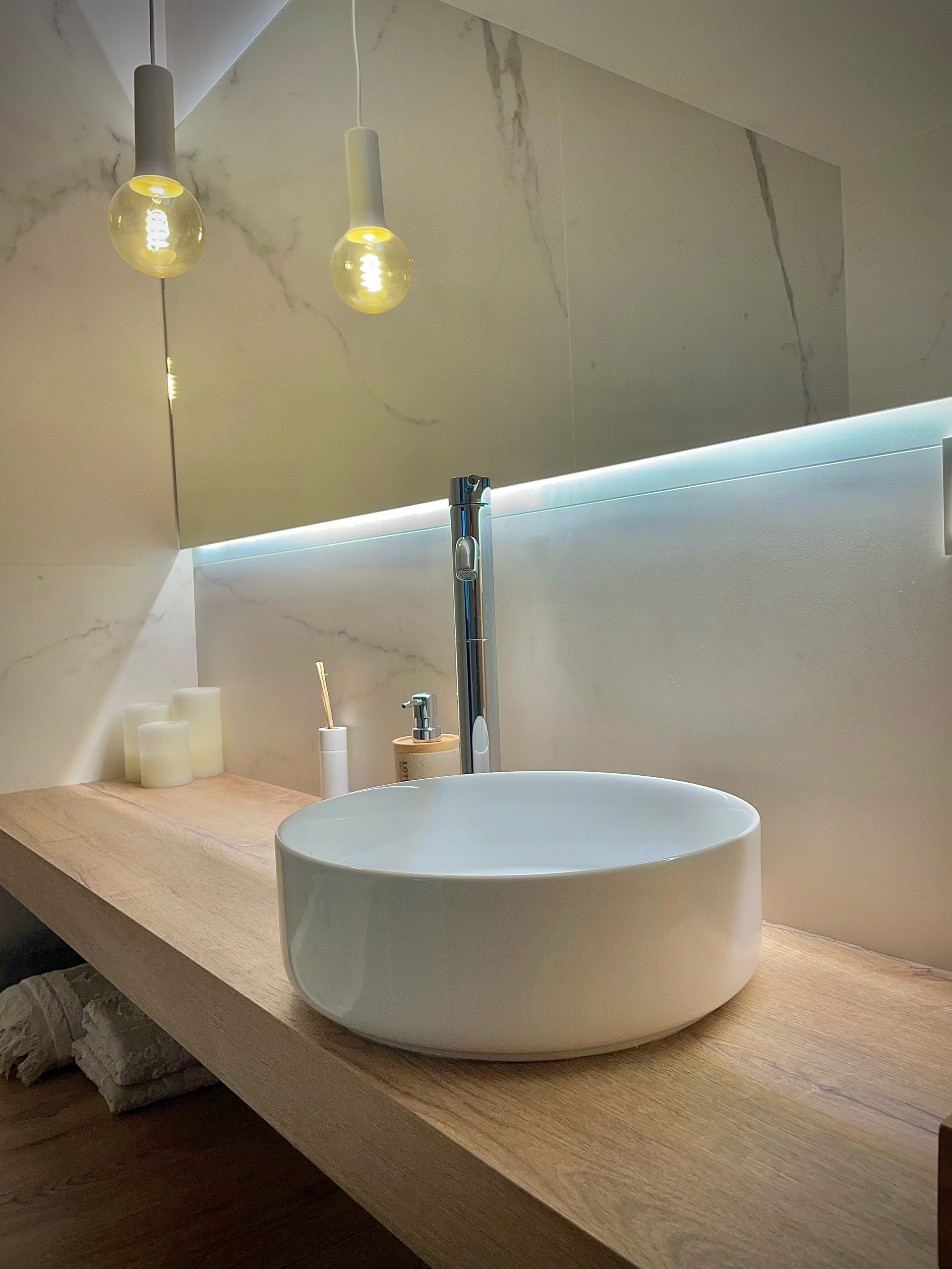 Un baño con lavabo y espejo.