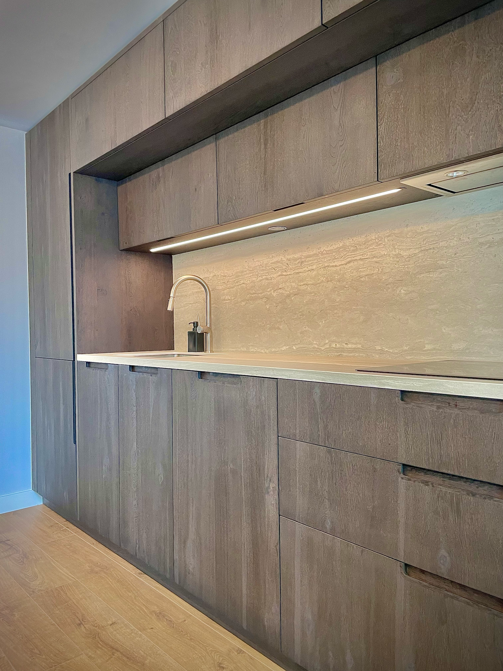 Una cocina con muebles de madera y un fregadero.