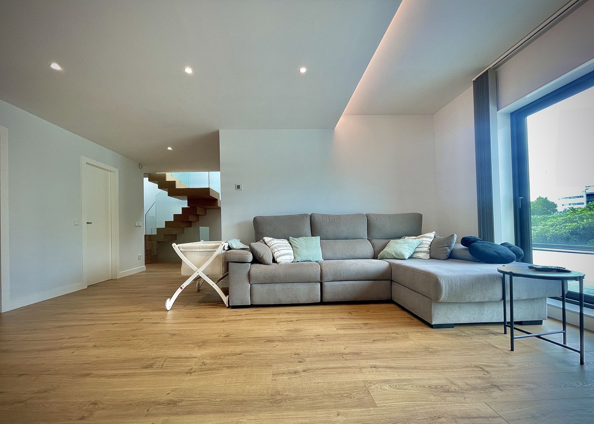 Una sala de estar con un sofá y una mesa.