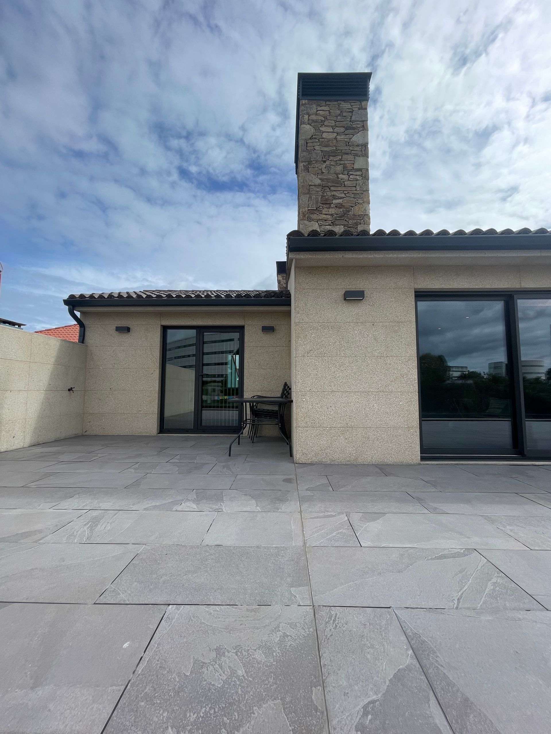 Una casa con una chimenea encima