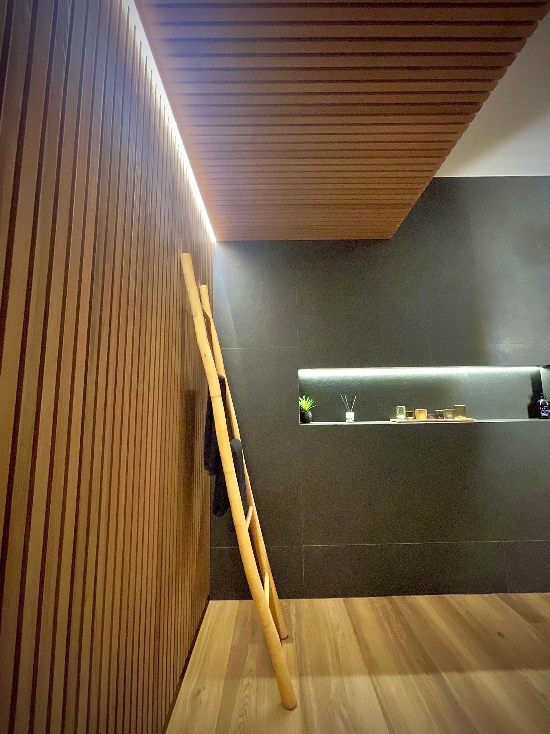 Una escalera de madera está apoyada contra una pared en una habitación.