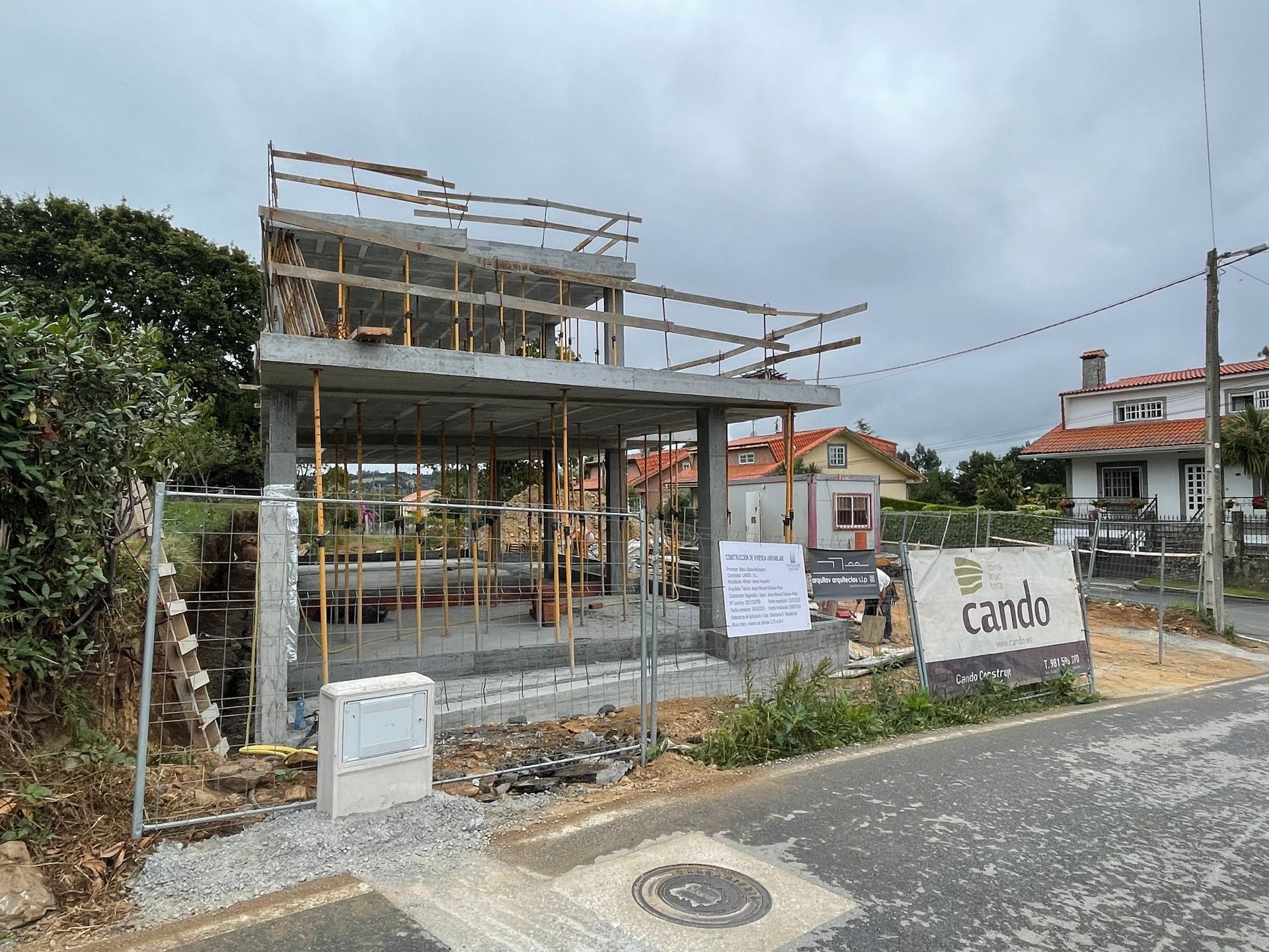 Se está construyendo un edificio al costado de la carretera.