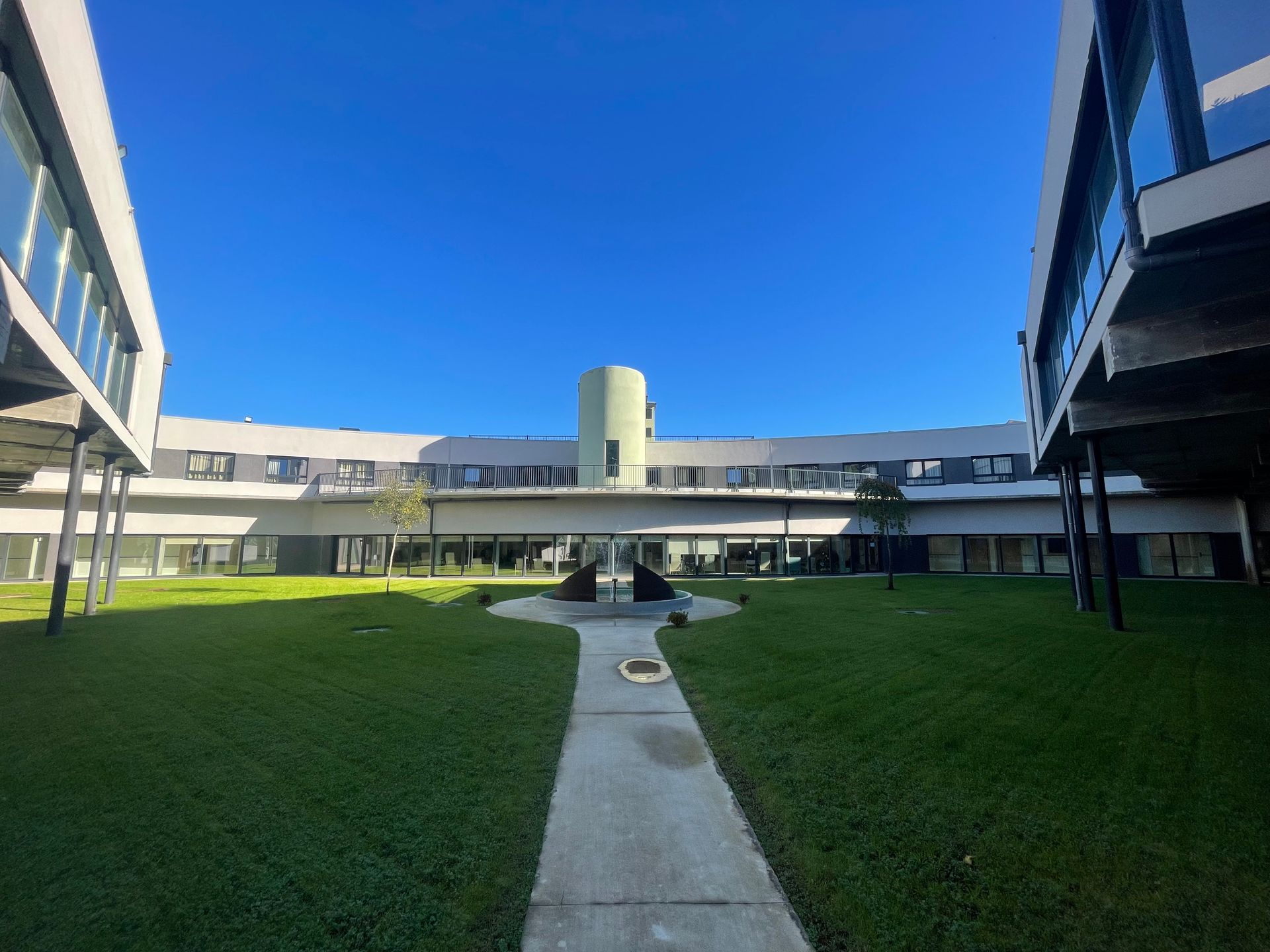 Un gran edificio con una pasarela que conduce a él.