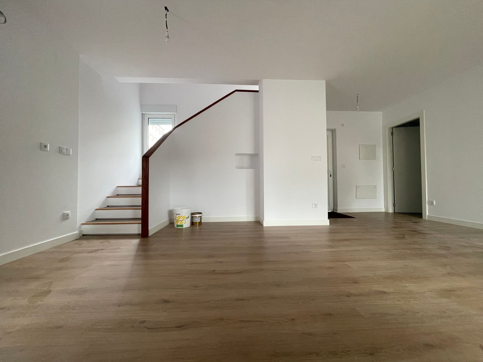 Hay una escalera en el medio de la habitación.