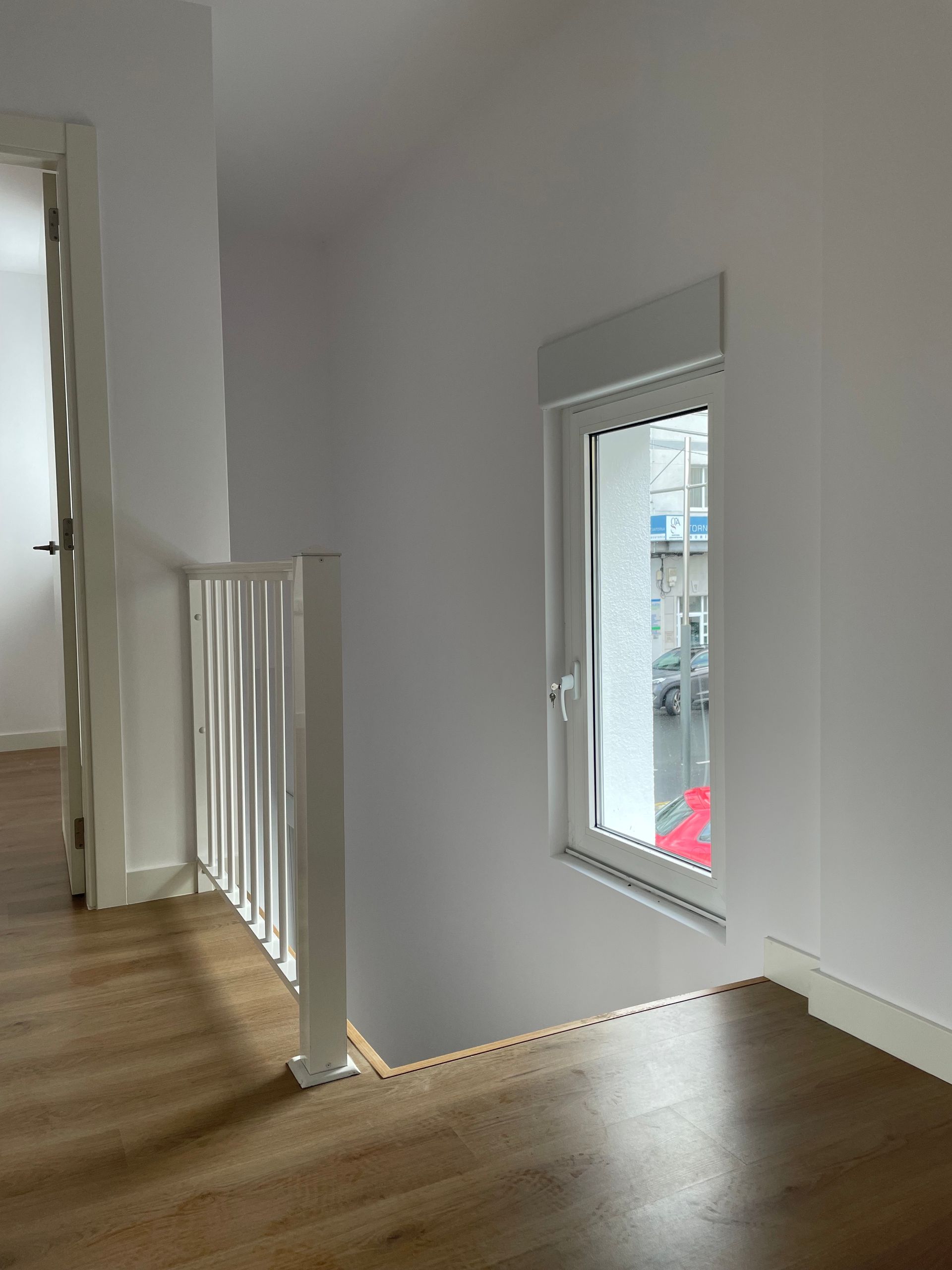Hay una ventana en el medio de la habitación.