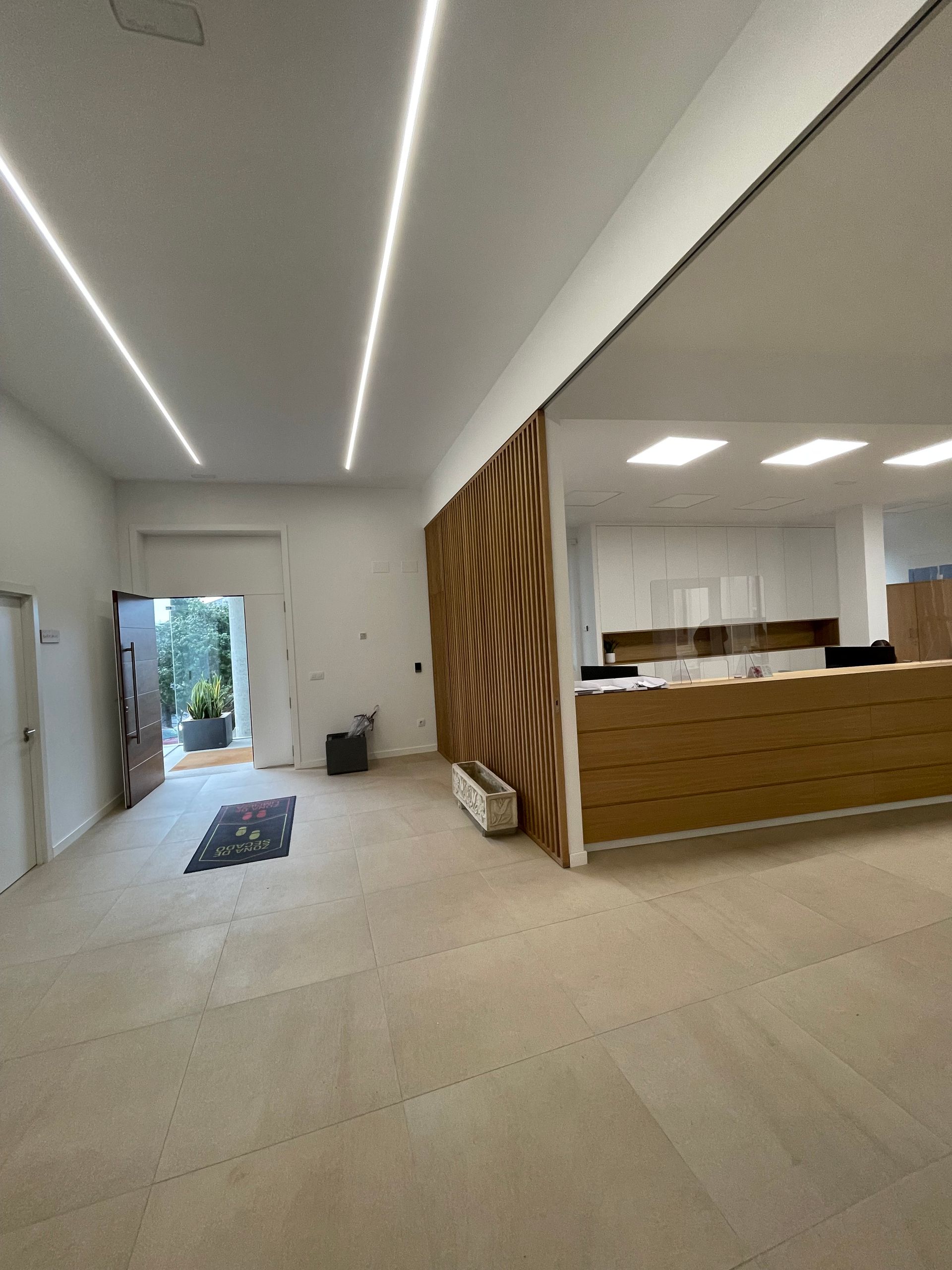 Una habitación grande con una pared de madera y un mostrador de madera.