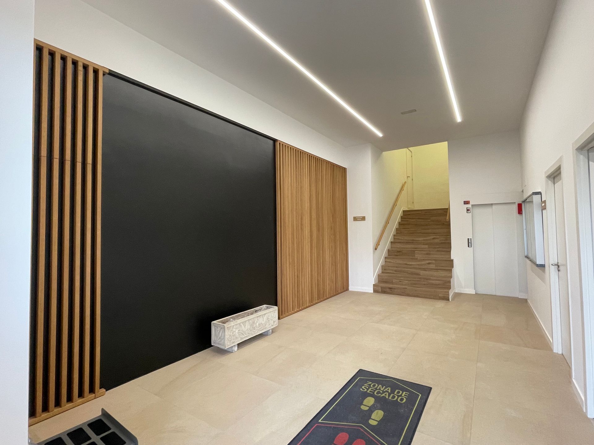 Hay una escalera en el medio de la habitación.