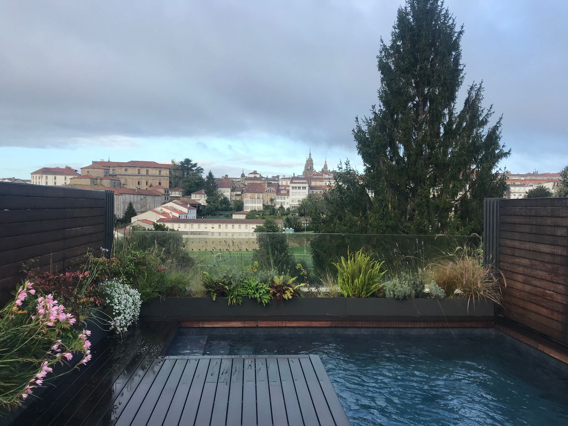 Una piscina con vista a una ciudad al fondo.