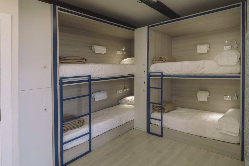 Una habitación con cuatro literas.