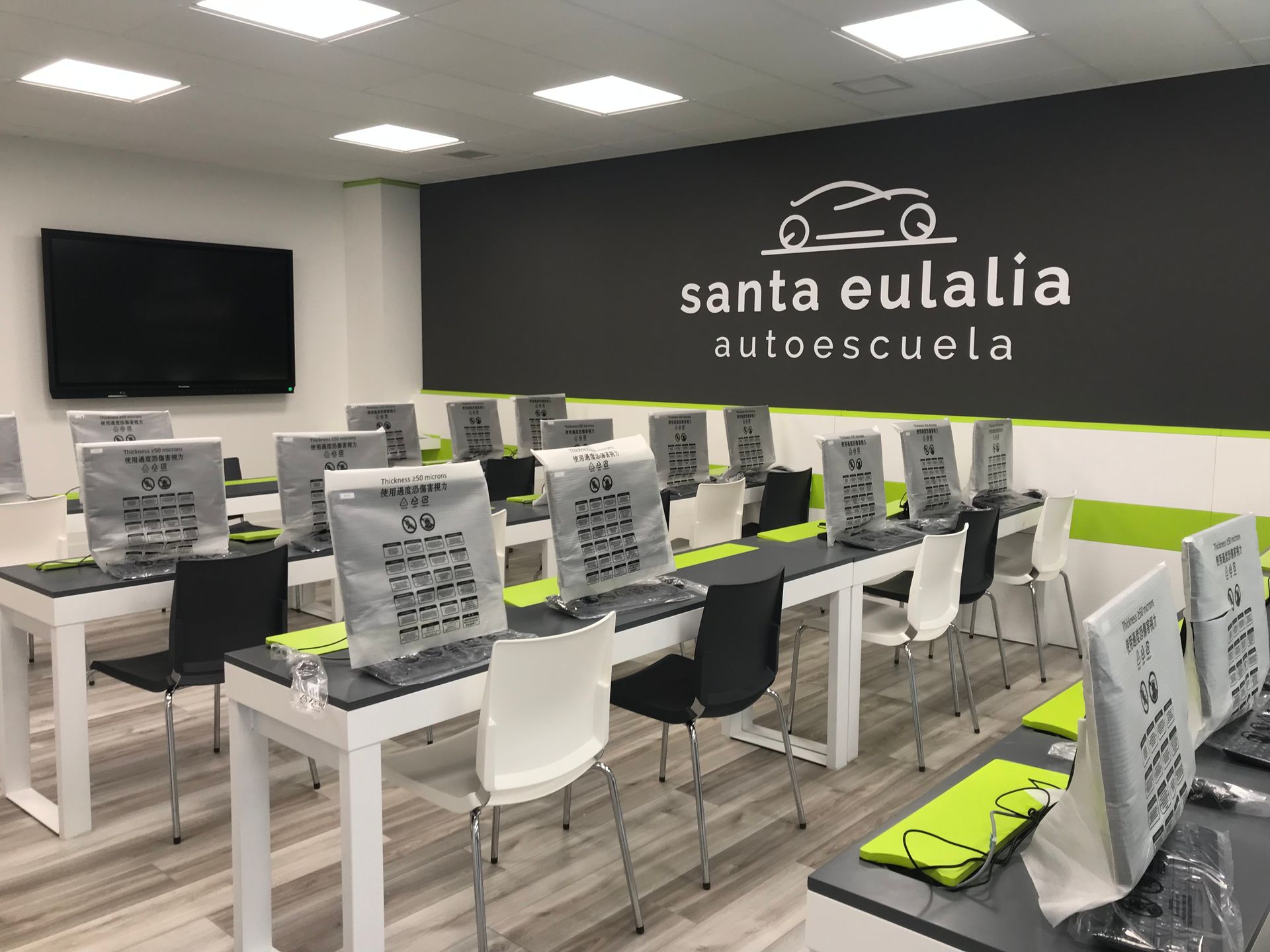 Un aula con un cartel que dice autoescuela santa eulalia