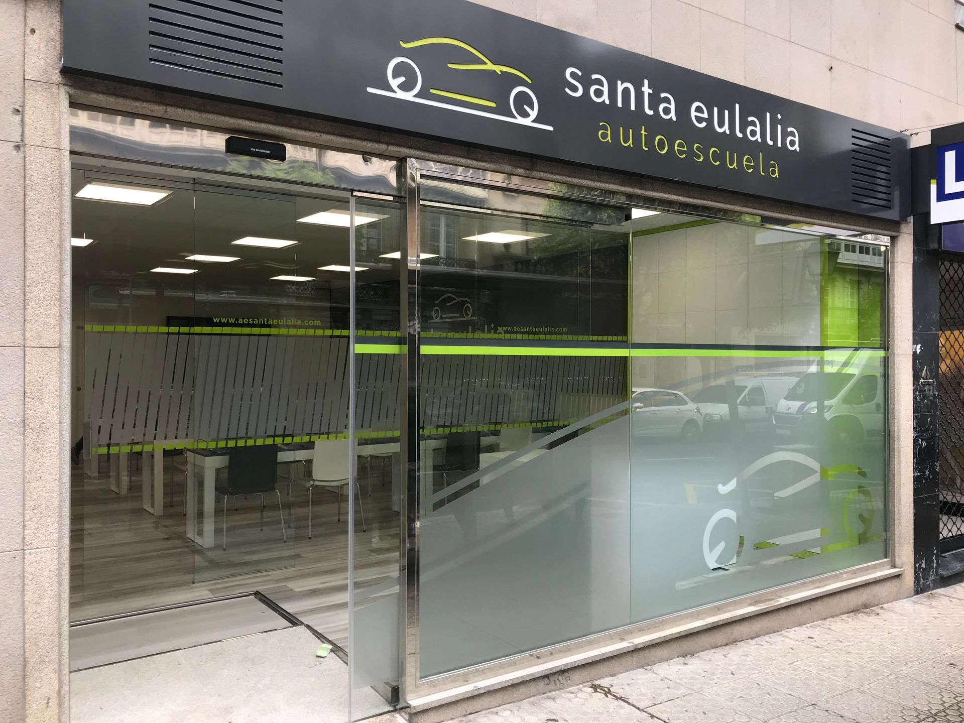 Un frente de tienda con un cartel que dice santa eulala autoescuela.
