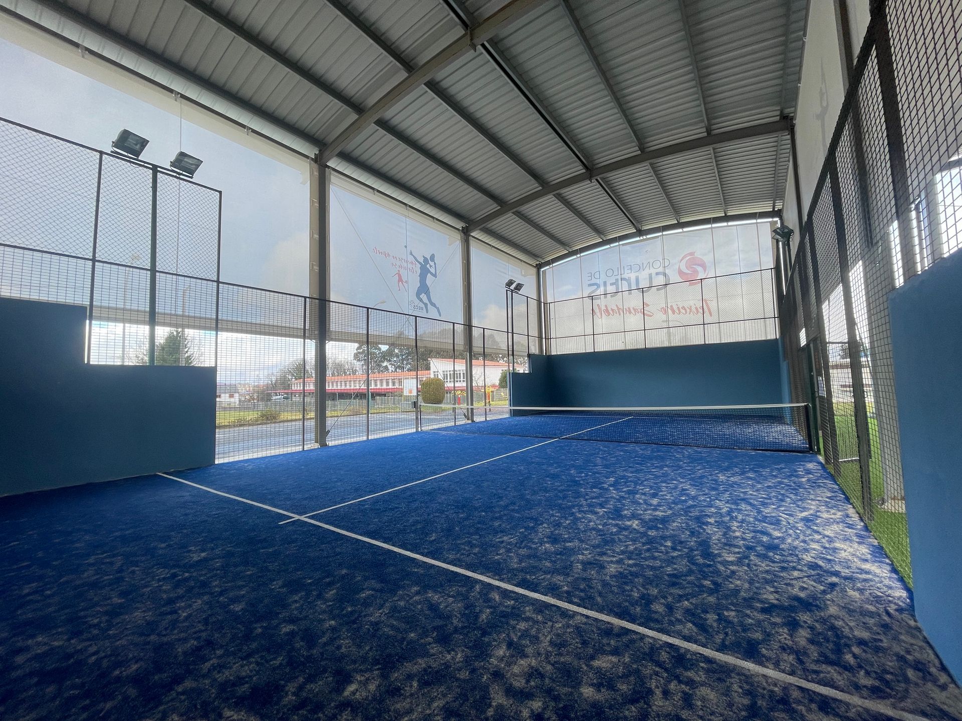 Hay una cancha de tenis en el medio de un edificio.