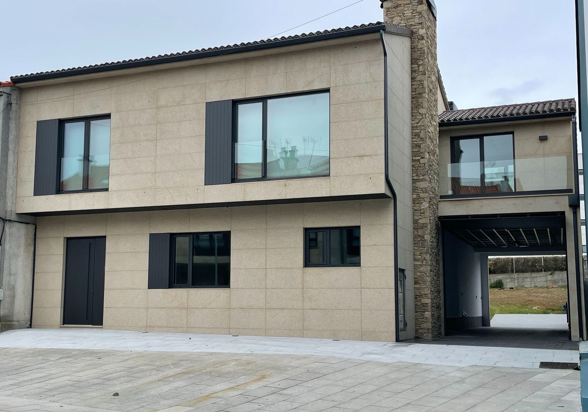 Una casa grande con muchas ventanas y puertas