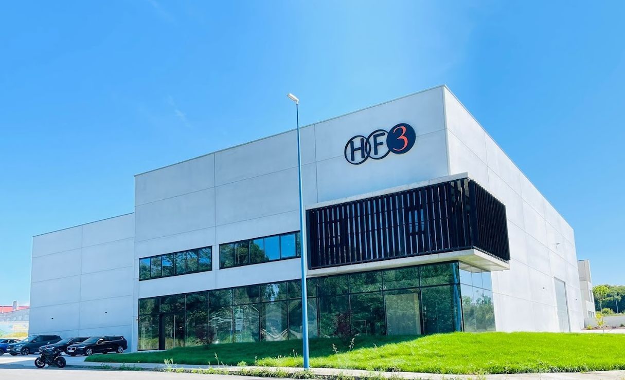 Un gran edificio blanco con un cielo azul al fondo.