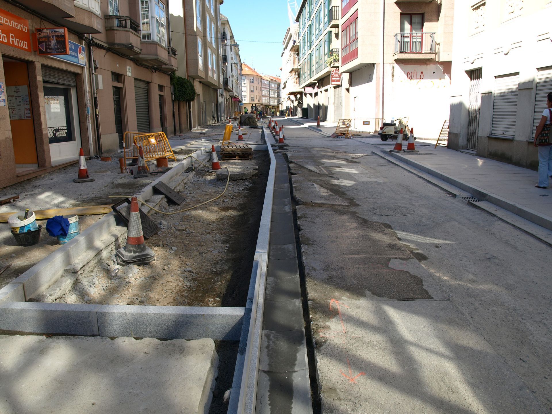 Una calle en la que se están realizando obras y que tiene un cartel que dice 'a'.