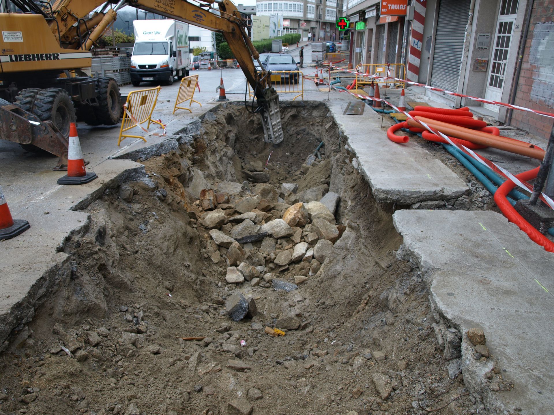 Una excavadora Liebherr amarilla está cavando un hoyo en el suelo
