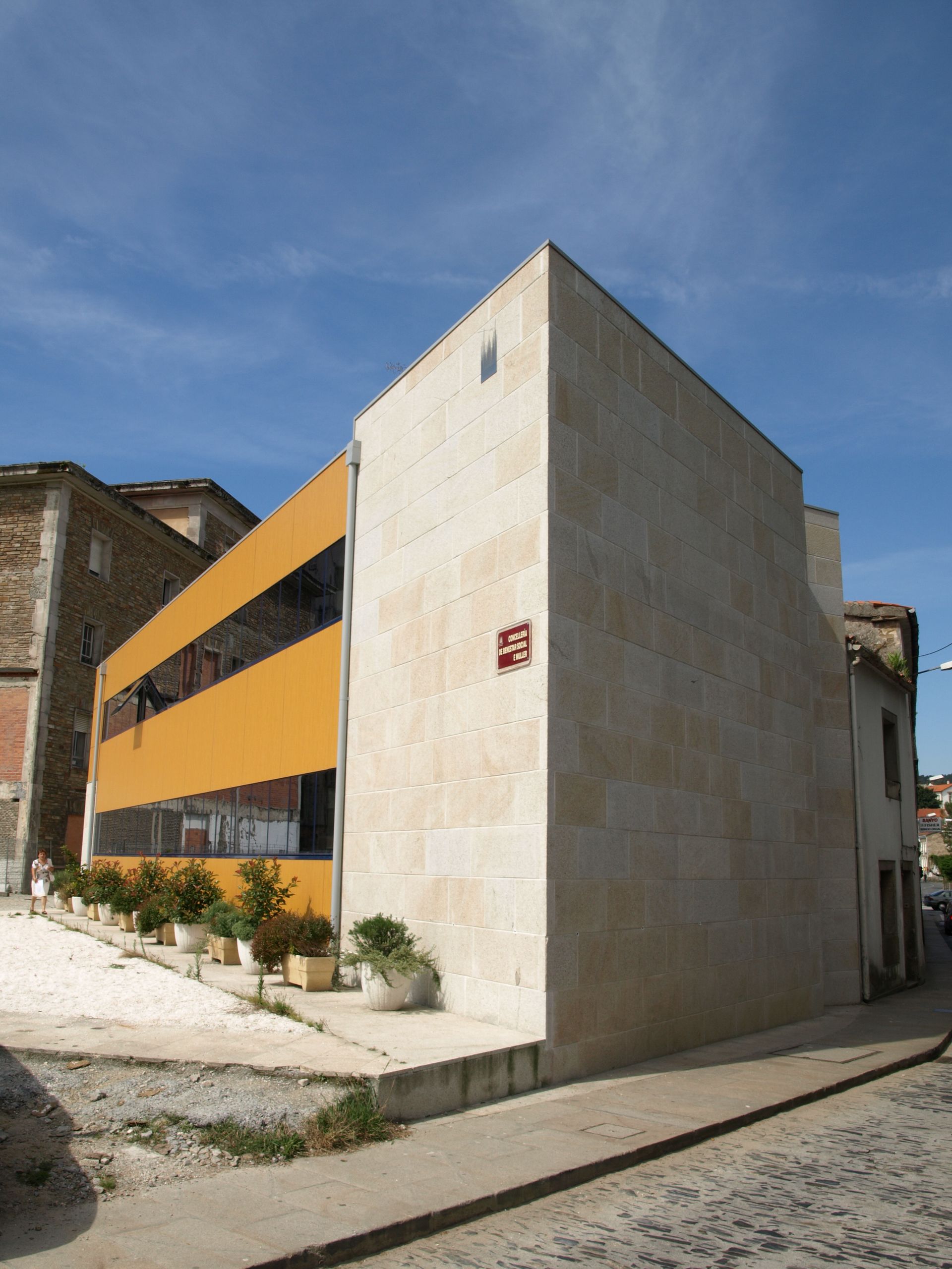 Un edificio con un cartel en el costado que dice 'a'.