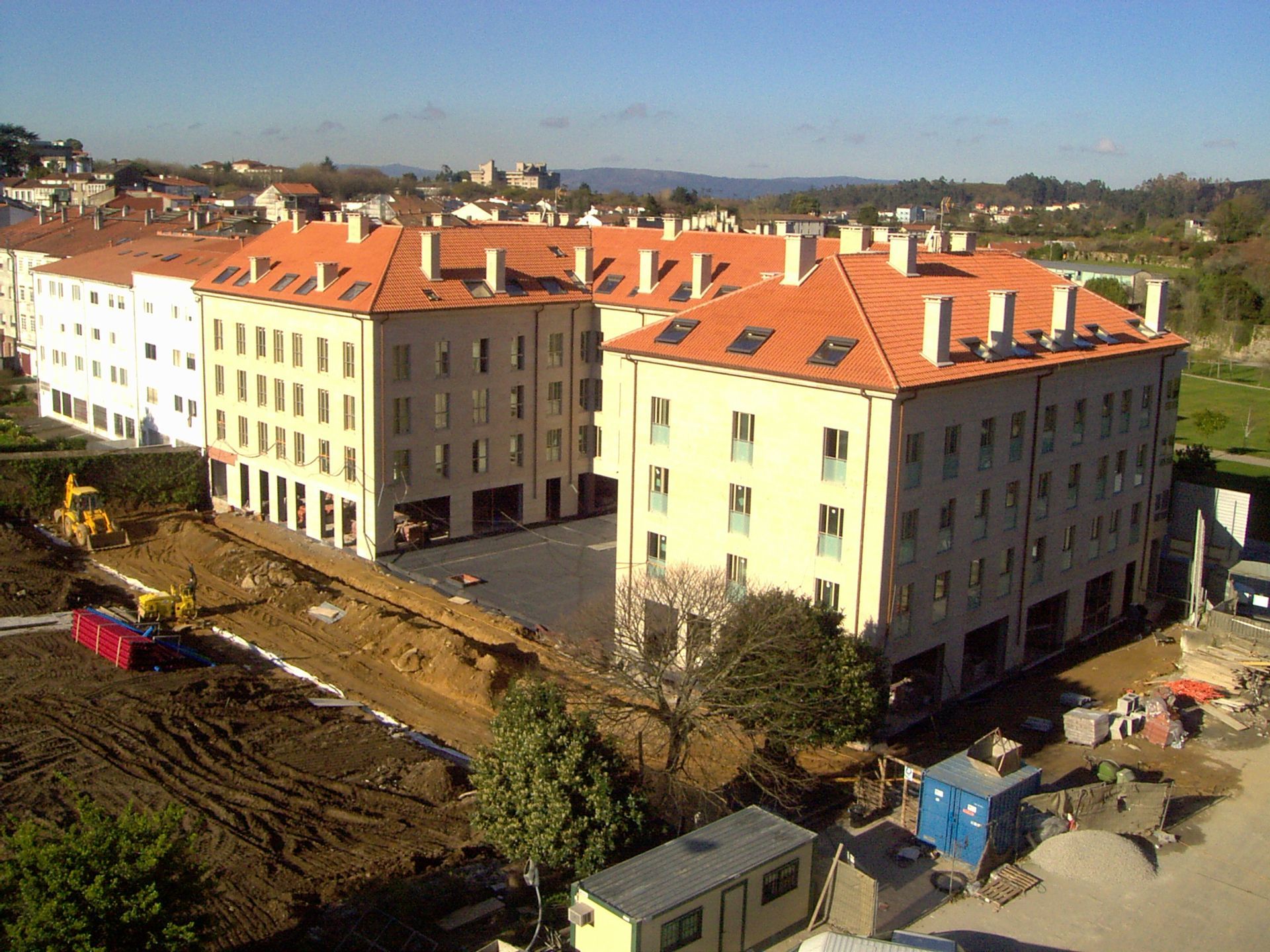Una vista aérea de un edificio en construcción con techo rojo.