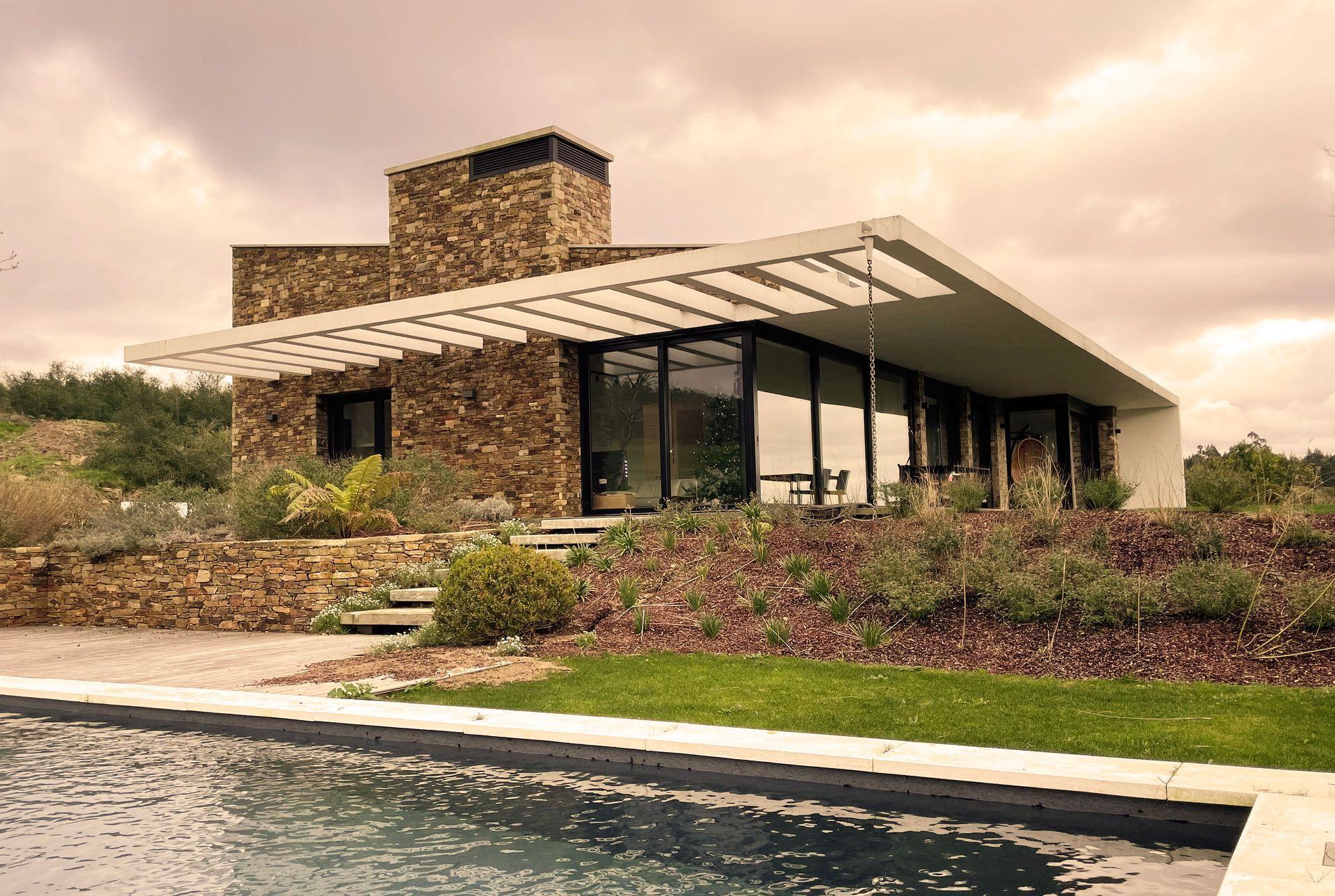 Una casa con piscina delante