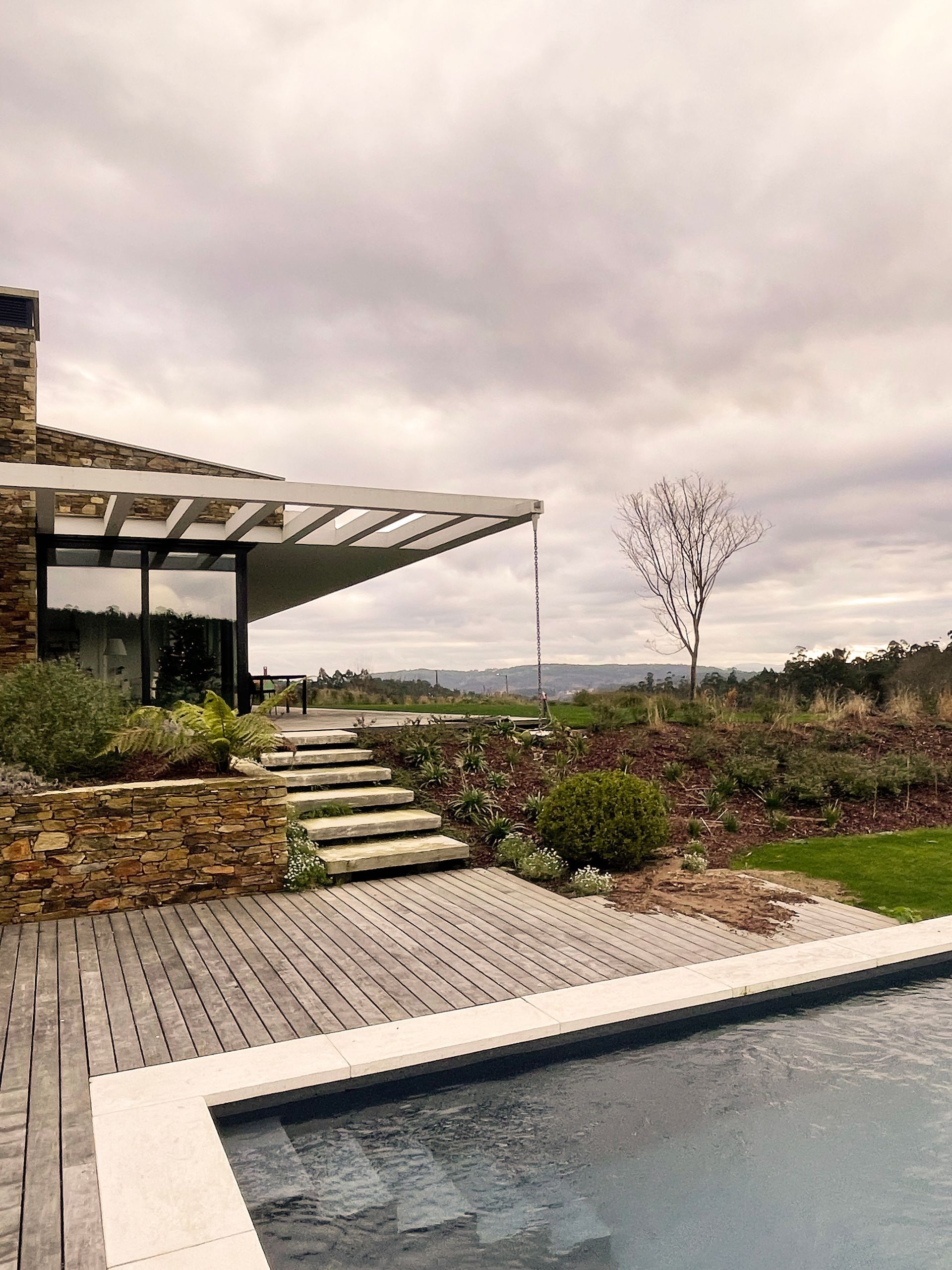 Una casa con piscina delante