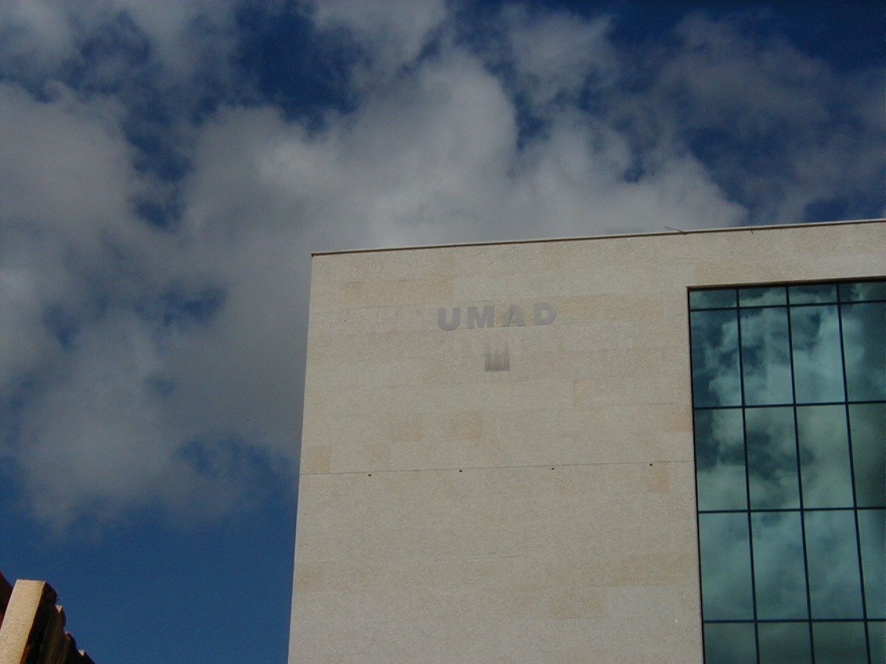 La palabra umad está en el costado de un edificio.